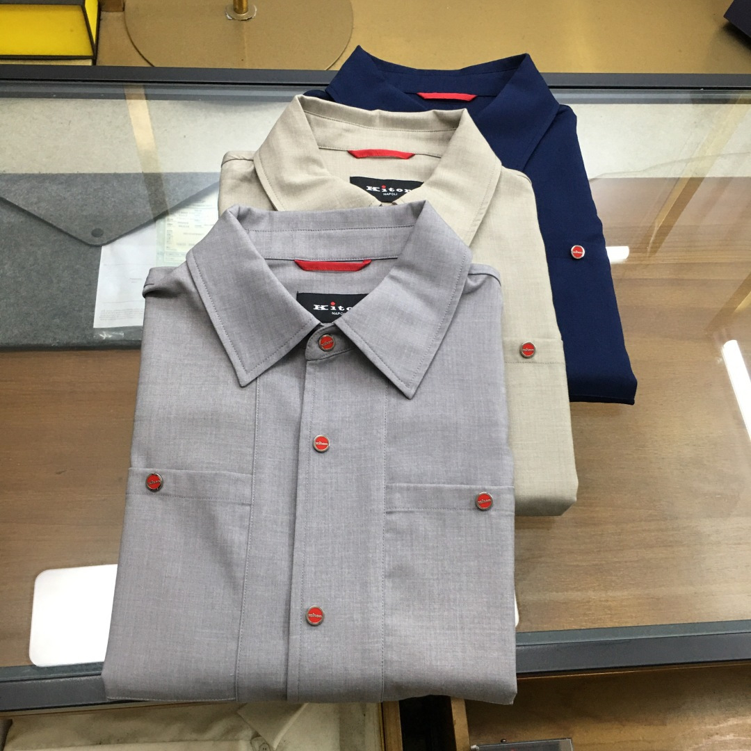 NO:517973,A set of new counter tops [Kiton] S-2XL matches a set of 25 spring and summer perfectionist Kiton high-end business cotton Polo shirt, men's double pocket snap button open and close short-sleeved shirt. Shared by top domestic sales channels, Italian OEM orders. Simple and high-end urban temperament style, unquestionable matching ability, low-key and luxurious quality, a must-have for business men!  The fabric is made of Egyptian twill cotton, with a very high-end texture, full of gloss and excellent skin-fitting experience. It is extremely practical, very scratchy, exquisite details, and the upper body style is extremely outstanding. The tailoring effect is extremely exquisite, close, drooping, exquisite, capable and neat, and the matching performance is even more powerful. It can be said that no man can resist the temptation of this style, nor does anyone want to have such a trouser item. The cut and design of the whole style are very unique, with minimal design style, no emphasis on specifications and prices, and those who are interested will peek at your taste. Size S-2XL Color Blue Gray Khaki S S Bust 104 Shoulder width 49 Sleeve length 26 Sleeve length 65 M Sleeve width 50 Sleeve length 27 Sleeve length 66 L Sleeve length 112 Shoulder width 51  Sleeve length 28, 67, XL size, bust 116, shoulder width 52, sleeve length 29, 68, 2XL size, bust 120, shoulder width 53, sleeve length 30, 69, size recommended, size Size within 130 catties, size M, size 130-145 catties, size L, size 145-160 catties, size XL, size 160-175 catties, size 2XL..., T-shirt, alexander wang19860909专柜新品上衣裤【Kiton】S-2XL搭配一套 25春夏新款完美主义者Kiton高端商务棉质Polo衫,男士双口袋按扣开合短袖衬衣.顶级内销渠道分享,意大利代工订单.简约高级的都市气质风范,其出色的搭配能力毋庸置疑,低调奢华品质感,商务型男必备！ 面料采用埃及斜纹纯棉面料,非常高档次的质地,光泽度十足,贴肤感受极佳.实穿性极高,挺刮性极好,细节精湛考究,上身的版型极其的出众.剪裁的效果极为精良,贴身,垂感棒,精湛,干练利落,搭配性能更是极强.可以说没有一个男人可以抗拒此款的诱惑,也没有一个男人不想拥有这样一款裤装单品.整款的剪裁与设计都非常的别致,极简的设计风格,无需强调的规格与价位,有心的人会偷窥您的品位.尺码S-2XL 颜色 蓝色 灰色 卡其 S码 胸围104 肩宽49 袖长26 衣长65 M码胸围 肩宽50 袖长27 衣长66 L码 胸围112 肩宽51 袖长28 衣长67 XL码 胸围116 肩宽52 袖长29 衣长68 2XL码 胸围120 肩宽53 袖长30 衣长69 尺码推荐 130斤以内穿S码,130-145斤穿M码,145-160斤穿L码,160-175斤穿XL码,175-190斤穿2XL码..,,T-shirt,alexander wang,Men's clothing