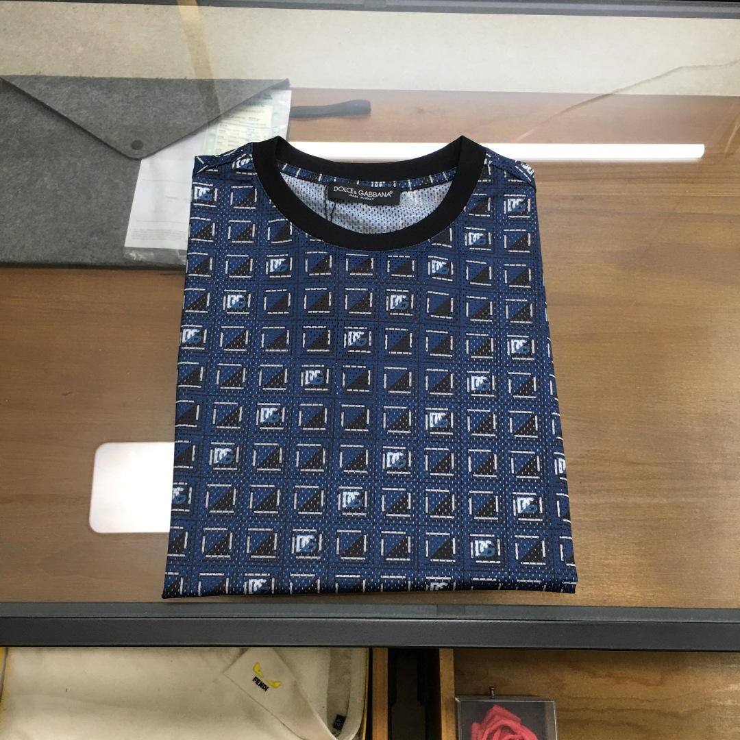 NO:424940,New product [D.G] 25 spring and summer new short-sleeved casual hollow mesh cotton short-sleeved T-shirt, customized original customer-supplied fabric, light and breathable, delicate texture, super soft and skin-friendly feel!  Panoramic logo letter logo pattern print design texture. Custom ribbed neckline design!  Absolutely crisp and handsome fit!  Size M-3XL, T-shirt,tees,t-shirt,alexander wang19860909新品【D.G】 25春夏新款短袖休闲镂空网眼棉短袖T恤 ,定制原版客供面料 轻薄透气 质感细腻 超柔软亲肤触感！全景标志字母logo图案印花设计质感.定制罗纹领口设计！绝对挺括帅气的合体型！ 尺码M-3XL,,T-shirt,tees，t-shirt,alexander wang,Men's clothing