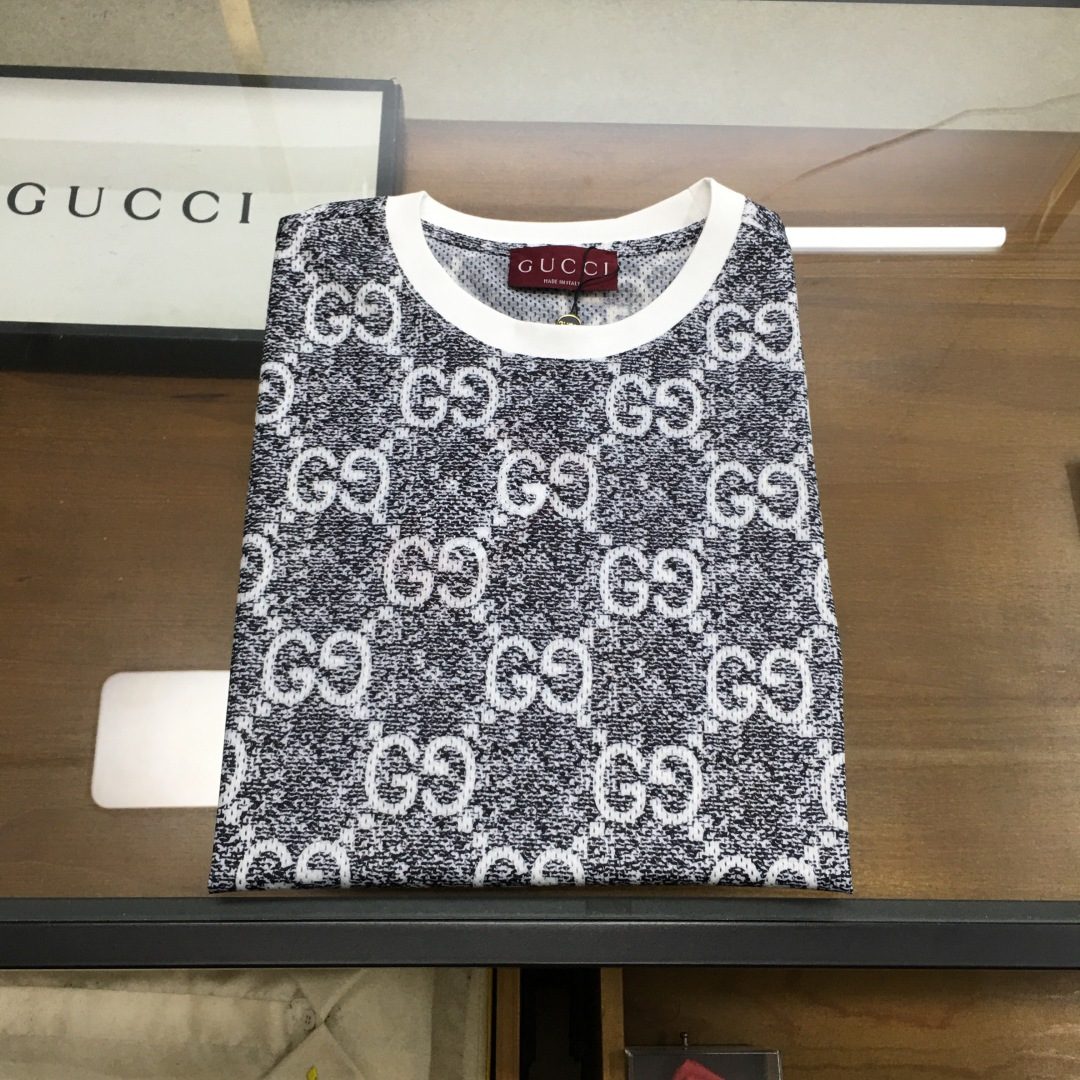 NO:424961,New product [Gu.ci] 25 spring and summer new short-sleeved casual hollow mesh cotton short-sleeved T-shirt, customized original customer-supplied fabric, light and breathable, delicate texture, super soft and skin-friendly feel!  Panoramic logo letter logo pattern print design texture. Custom ribbed neckline design!  Absolutely crisp and handsome fit!  Size M-3XL, T-shirt,tees,t-shirt,alexander wang19860909新品【Gu.ci】 25春夏新款短袖休闲镂空网眼棉短袖T恤 ,定制原版客供面料 轻薄透气 质感细腻 超柔软亲肤触感！全景标志字母logo图案印花设计质感.定制罗纹领口设计！绝对挺括帅气的合体型！ 尺码M-3XL,,T-shirt,tees，t-shirt,alexander wang,Men's clothing