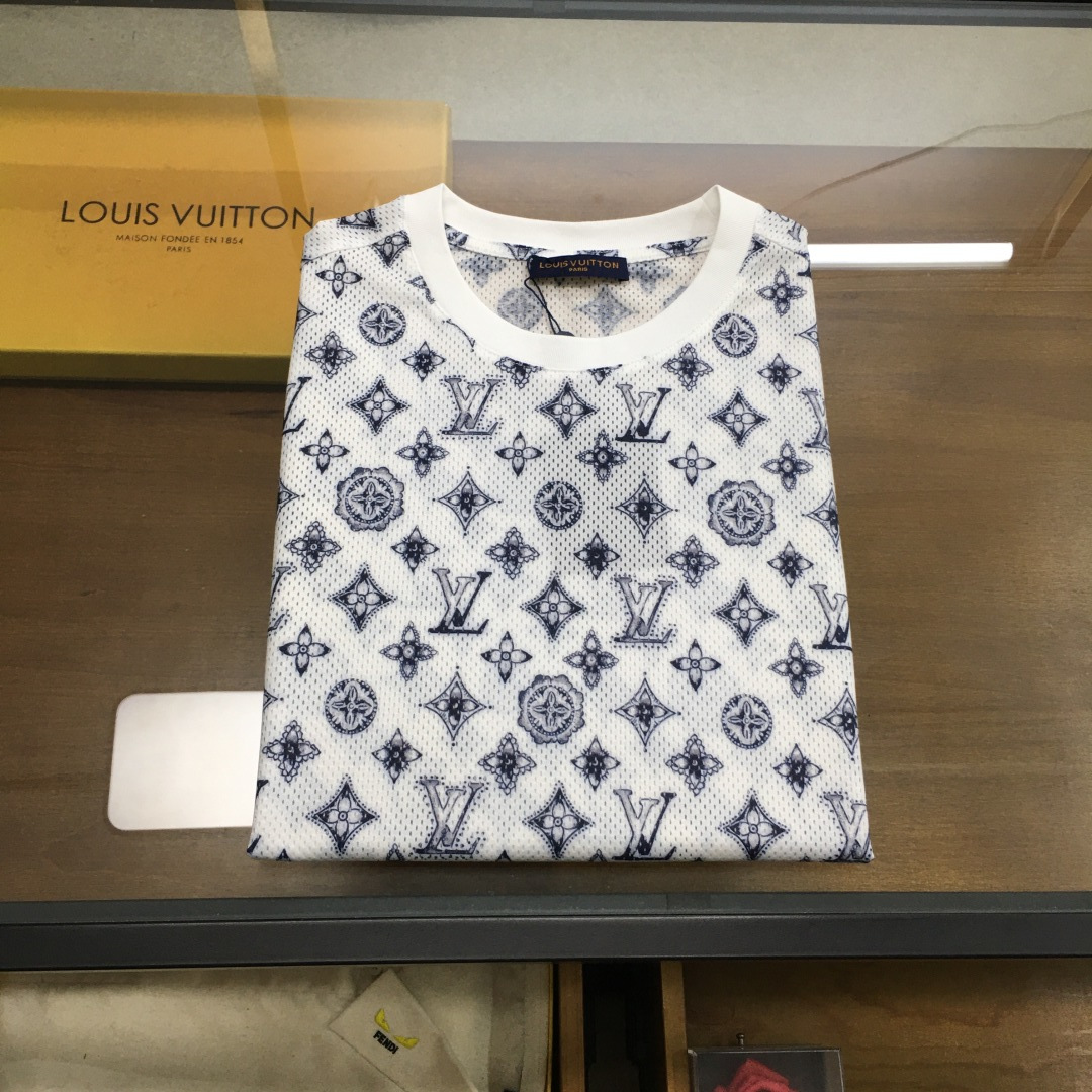 NO:424946,New product [L.V] 25 spring and summer new short-sleeved casual hollow mesh cotton short-sleeved T-shirt, customized original customer-supplied fabric, light and breathable, delicate texture, super soft and skin-friendly touch!  Panoramic logo letter logo pattern print design texture. Custom ribbed neckline design!  Absolutely crisp and handsome fit!  Size M-3XL, T-shirt,tees,t-shirt,alexander wang19860909新品【L.V】 25春夏新款短袖休闲镂空网眼棉短袖T恤 ,定制原版客供面料 轻薄透气 质感细腻 超柔软亲肤触感！全景标志字母logo图案印花设计质感.定制罗纹领口设计！绝对挺括帅气的合体型！ 尺码M-3XL,,T-shirt,tees，t-shirt,alexander wang,Men's clothing