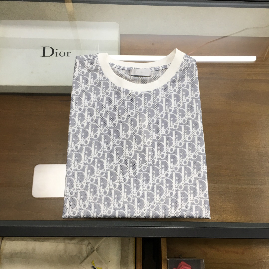 NO:424954,New product [Dio..r] 25 spring and summer new short-sleeved casual hollow mesh cotton short-sleeved T-shirt, customized original customer-supplied fabric, light and breathable, delicate texture, super soft and skin-friendly touch!  Panoramic logo letter logo pattern print design texture. Custom ribbed neckline design!  Absolutely crisp and handsome fit!  Size M-3XL, Dior, T-shirt,tees, t-shirt,alexander wang19860909新品【Dio..r】 25春夏新款短袖休闲镂空网眼棉短袖T恤 ,定制原版客供面料 轻薄透气 质感细腻 超柔软亲肤触感！全景标志字母logo图案印花设计质感.定制罗纹领口设计！绝对挺括帅气的合体型！ 尺码M-3XL,,dior,T-shirt,tees，t-shirt,alexander wang,Men's clothing