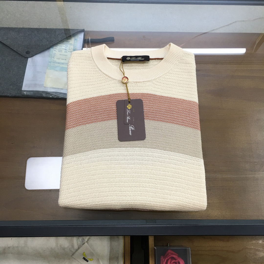 NO:446991,New counter product [LP] S-L 25SS spring and summer new vacation series Takeda men's linen knitted cotton round neck top short-sleeved T-shirt!  Customer-supplied water-washed lightweight linen knitted cotton fabric, with a lighter and more thorough texture, softer and delicate, with a lush color and comfortable level!  The fabric is full of retro style, the fabric is made of imported linen-blend cotton, slightly transparent!! The light Takeda round neck top combines urban exquisiteness with coastal charm, and uses soft and flowing fabric to create a relaxed and elegant style. The exquisite linen surface fits the horizontal stripes woven in a mixed needle, and the color cleverly fades from the straight shoulder pullover to form a slightly rounded neckline. The loose tailoring fully displays the versatile style and a leisurely and exquisite style. Color off-white Size S-L Size Reference S S Shoulder width 47 Bust 108 Sleeve length 28 Sleeve length 70 M Sleeve width 48 Bust 112 Sleeve length 29 Sleeve length 71 L Sleeve width 49 Bust 116 Sleeve length 30 Sleeve length 72, loro piano, T-shirt,tees, t-shirt,alexander wang19860909专柜新品【LP】码数S-L 25SS春夏新款度假系列Takeda男士亚麻针织棉圆领上衣短袖T恤！客供水洗轻质亚麻针织棉面料,质感更为轻薄透彻,柔和细腻,色泽油润,舒适度达！面料上演绎满满复古风范,面料采用进口亚麻混纺棉质,略微透底!!!轻盈的Takeda圆领上衣将都市精致与海岸魅力融为一体,采用柔软飘逸的面料,打造轻松优雅的风格.精致的亚麻面契合以混合针法织就的横向条纹,颜色巧妙地从直肩套头衫上微微褪去,形成略微圆润的领口.宽松的剪裁尽展百搭风格和闲适精致的格调. 颜色米白色 尺码S-L 尺寸参考 S码肩宽47胸围108袖长28衣长70 M码肩宽48胸围112袖长29衣长71 L码肩宽49胸围116袖长30衣长72,,loro piana,T-shirt,tees，t-shirt,alexander wang,Men's clothing