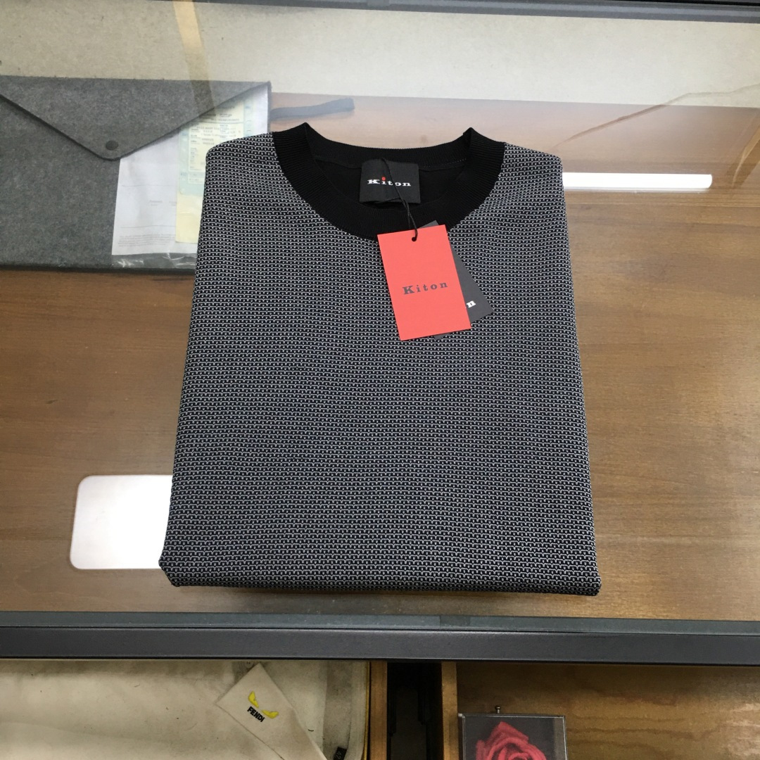 NO:446975,New counter product [Kiton] Trading company channel goods, original Italian production, 2025 spring and summer new KITON men's high-end business casual round neck knitted short-sleeved T-shirt. It is known as a model in the fashion handicraft industry, royal aristocrats and elite royal brands, Prince Charles, Putin and Wall Street financial tycoons' first choice, and belongs to the world's top luxury men's clothing brand!  The overall design style follows the Ki family genes, and is quite exquisite in fabric selection and craftsmanship. The double color-blocked body is low-key and luxurious, elegant and noble. Every detail proves the brand's own sense of luxury!  Customers supply high-end imported garment custom fabrics, French old-fashioned workshop ready-to-wear process fixed weaving and dyeing, extremely luxurious and special materials, all with superior fabric attributes, delicate and natural mesh structure, perfect comfort and breathability, the touch experience is self-evident, and the ultimate luxury enjoyment!  The details are exquisite and sophisticated, the classic round neck design has excellent compatibility, the upper body effect is capable and neat, the shape is both elegant and intellectual, and it is easy to highlight the temperament. It is full of gentlemanly style, perfectly controlled by business commuting and leisure. It is a versatile and practical knitted round neck short-sleeved T-shirt with excellent wearability!  Color black Size 48 50 52 54 56 Size data 48: bust 104cm-shoulder width 44cm-coat length 69cm-sleeve length 24cm 50: bust 108cm-shoulder width 45cm-coat length 70cm-sleeve length 25cm 52: bust 112cm-shoulder width 46cm-coat length 71cm-sleeve length 26cm 54: bust 116cm-shoulder width 47cm-coat length 72cm-sleeve length 27cm 56: bust 120cm-shoulder width 48cm-coat length 73cm-sleeve length 28cm, T-shirt,tees,t-shirt,alexander wang19860909专柜新品【Kiton】 贸易公司渠道货,意大利原厂出品,2025春夏新款KITON奇顿男士高端商务休闲圆领针织短袖T恤.被誉为时装手工界的典范,皇室贵族及精英御用品牌,查尔斯王子和普京及华尔街金融大鳄们的首选,属于全球顶级奢华男装品牌！整体的设计风格沿袭了Ki家族基因,在面料选取和工艺方面都相当考究,双拼色衣身,低调且奢华,优雅且高贵,每一个细节都在力证品牌自身的高级感！客供高级进口成衣定面料,法国老牌工坊成衣工序定织定染,极为奢华特殊的材质,面料属性皆为上乘,网眼结构细腻自然,舒适性与透气性完美兼备,触感体验不言而喻,奢华极致享受！细节设计精湛考究,经典的圆领设计,兼容性优越,上身效果干练利落,型格兼具,优雅且知性,极易凸显出气质,绅士范十足,商务通勤与休闲完美驾驭,属于百搭实穿性极好的一款针织圆领短袖T恤！ 颜色黑色 尺码48 50 52 54 56 尺码数据 48码:胸围104cm-肩宽44cm-衣长69cm-袖长24cm 50码:胸围108cm-肩宽45cm-衣长70cm-袖长25cm 52码:胸围112cm-肩宽46cm-衣长71cm-袖长26cm 54码:胸围116cm-肩宽47cm-衣长72cm-袖长27cm 56码:胸围120cm-肩宽48cm-衣长73cm-袖长28cm,,T-shirt,tees，t-shirt,alexander wang,Men's clothing