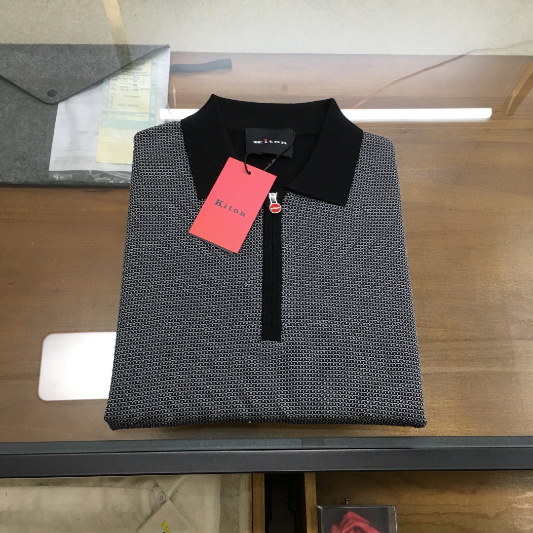 NO:446983,[New counter products] [Kiton] Trading company channel goods, original brand production, 2025 spring and summer new KITON men's high-end business casual lapel knitted short-sleeved T-shirt POLO shirt. It is known as a model in the fashion handicraft industry, royal aristocrats and elite royal brands, Prince Charles, Putin and Wall Street financial tycoons, and belongs to the world's top luxury men's clothing brand!  The overall design style follows the Ki family genes, and is quite exquisite in fabric selection and craftsmanship. The double color-blocked body is low-key and luxurious, elegant and noble. Every detail proves the brand's own sense of luxury!  Customers supply high-end imported garment custom fabrics, French old-fashioned workshop ready-to-wear process fixed weaving and dyeing, extremely luxurious and special materials, all with superior fabric attributes, delicate and natural mesh structure, perfect comfort and breathability, the touch experience is self-evident, and the ultimate luxury enjoyment!  The details are exquisite and sophisticated, the classic lapel zipper closure design has excellent compatibility, the upper body effect is capable and neat, the shape is both elegant and intellectual, and it is easy to highlight the temperament. It is full of gentlemanly style, perfectly controlled by business commuting and leisure. It is a versatile and practical knitted short-sleeved T-shirt POLO shirt!  Color black Size 48 50 52 54 56 Size data 48: bust 104cm-shoulder width 46cm-cloth length 72cm-sleeve length 25cm 50: bust 108cm-shoulder width 47cm-cloth length 73cm-sleeve length 26cm 52: bust 112cm-shoulder width 48cm-cloth length 74cm-sleeve length 27cm 54: bust 116cm-shoulder width 49cm-cloth length 75cm-sleeve length 28cm 56: bust 120cm-shoulder width 50cm-cloth length 76cm-sleeve length 29cm, T-shirt,tees,t-shirt,alexander wang19860909【专柜新品】【Kiton】 贸易公司渠道货,品牌原厂出品,2025春夏新款KITON奇顿男士高端商务休闲翻领针织短袖T恤POLO衫.被誉为时装手工界的典范,皇室贵族及精英御用品牌,查尔斯王子和普京及华尔街金融大鳄们的首选,属于全球顶级奢华男装品牌！整体的设计风格沿袭了Ki家族基因,在面料选取和工艺方面都相当考究,双拼色衣身,低调且奢华,优雅且高贵,每一个细节都在力证品牌自身的高级感！客供高级进口成衣定面料,法国老牌工坊成衣工序定织定染,极为奢华特殊的材质,面料属性皆为上乘,网眼结构细腻自然,舒适性与透气性完美兼备,触感体验不言而喻,奢华极致享受！细节设计精湛考究,经典的翻领拉链开合设计,兼容性优越,上身效果干练利落,型格兼具,优雅且知性,极易凸显出气质,绅士范十足,商务通勤与休闲完美驾驭,属于百搭实穿性极好的一款针织翻短袖T恤POLO衫！ 颜色黑色 尺码48 50 52 54 56 尺码数据 48码:胸围104cm-肩宽46cm-衣长72cm-袖长25cm 50码:胸围108cm-肩宽47cm-衣长73cm-袖长26cm 52码:胸围112cm-肩宽48cm-衣长74cm-袖长27cm 54码:胸围116cm-肩宽49cm-衣长75cm-袖长28cm 56码:胸围120cm-肩宽50cm-衣长76cm-袖长29cm,,T-shirt,tees，t-shirt,alexander wang,Men's clothing