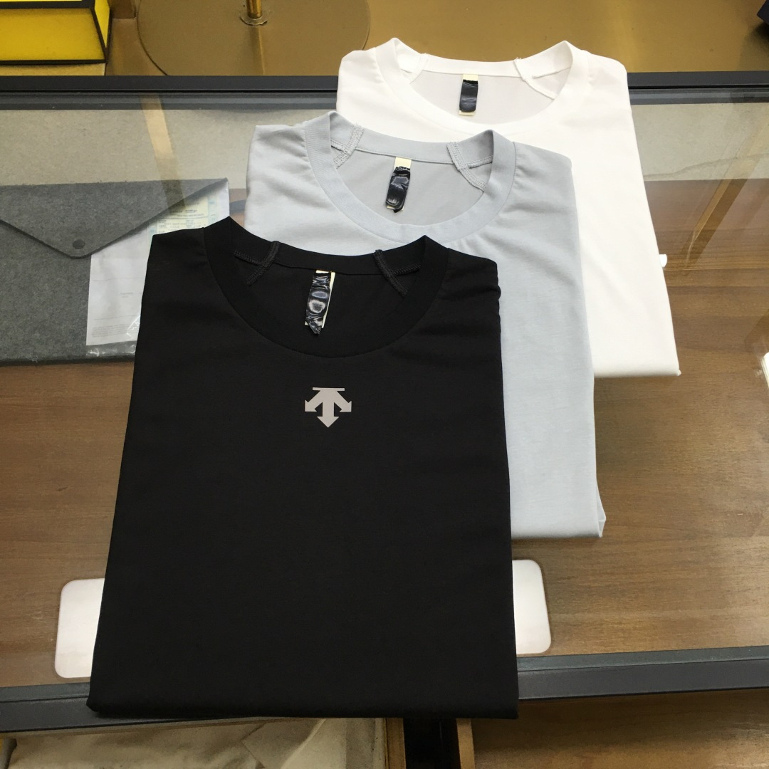 NO:477713,New product [Disante] 2025SS/Spring and Summer Di*Te Japanese simple design short-sleeved classic T-shirt Customized counter-level modal cool and light fabric, breathable and refreshing, and feel invincible. All sewing lines and details are all topped in place. This season's latest expensive cabinet, William Chan, is the same as imported silk screen printing technology LOGO, the quality is in place, the details are known, the upper body is full of high-end feeling, simple and fashionable and versatile, must-have for summer. Blue-gray, white, black M~3XL.,,T-shirt,alexander wang19860909新品【迪桑特】 2025SS/春夏 迪*特日式简约设计短袖经典体恤 定制专柜级莫代尔凉感轻薄面料,透气冰爽,手感无敌.所有车缝走线,细节全部顶顶到位,本季最新贵柜陈伟霆同款,进口丝印技术LOGO,品质到位,细节版型上身就知,高级感满分,简约时尚百搭,夏日必备 青灰色,白色,黑色M～3XL.,,T-shirt,alexander wang,Men's clothing