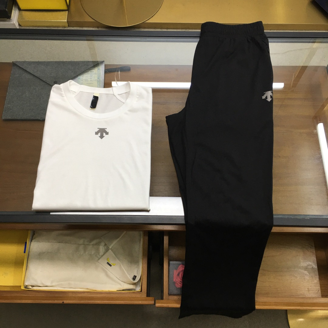 NO:477719,New product suit tops P [Disante] disassembled and sold 2025SS/Spring and summer Di*te Japanese simple design short-sleeved trousers classic suit Customized counter-level modal cool and light fabric, breathable and refreshing, and feel invincible. All sewing lines and details are all topped in place. This season's latest expensive cabinet, William Chan, the same style, imported silk screen printing technology LOGO, quality is in place, the details are known, the upper body is full of high-end feeling, simple and fashionable and versatile, must-have for summer. Blue-gray, white, black M~3XL.,,T-shirt,alexander wang19860909新品套装上衣裤P【迪桑特】拆卖 2025SS/春夏 迪*特日式简约设计短袖长裤经典套装 定制专柜级莫代尔凉感轻薄面料,透气冰爽,手感无敌.所有车缝走线,细节全部顶顶到位,本季最新贵柜陈伟霆同款,进口丝印技术LOGO,品质到位,细节版型上身就知,高级感满分,简约时尚百搭,夏日必备 青灰色,白色,黑色M～3XL.,,T-shirt,alexander wang,Men's clothing