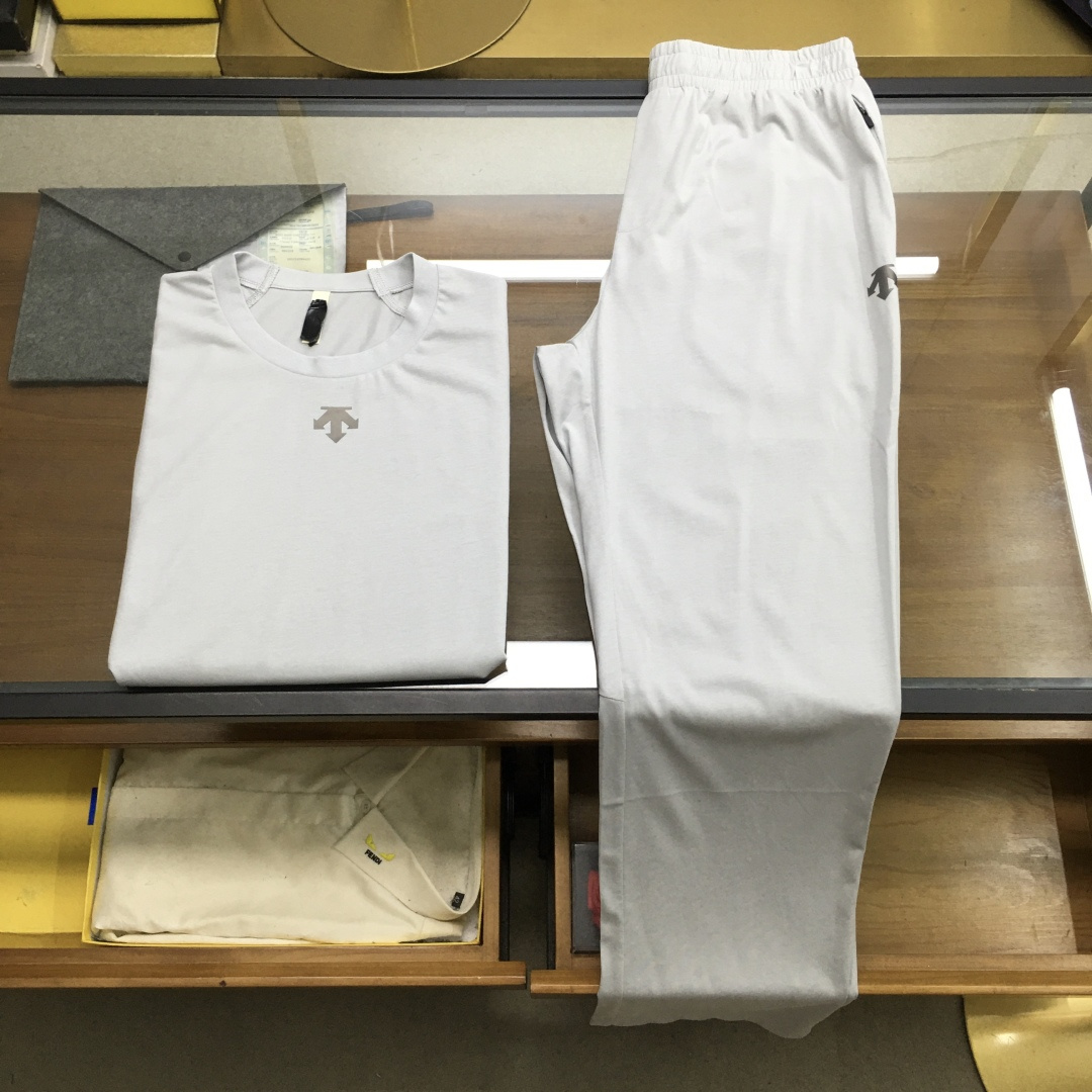 NO:477733,New product suit tops P [Disante] disassembled and sold 2025SS/Spring and summer Di*te Japanese simple design short-sleeved trousers classic suit Customized counter-level modal cool and light fabric, breathable and refreshing, and feel invincible. All sewing lines and details are all topped in place. This season's latest expensive cabinet, William Chan, the same style, imported silk screen printing technology LOGO, quality is in place, the details are known, the upper body is full of high-end feeling, simple and fashionable and versatile, must-have for summer. Blue-gray M~3XL.,,T-shirt,alexander wang19860909新品套装上衣裤P【迪桑特】拆卖 2025SS/春夏 迪*特日式简约设计短袖长裤经典套装 定制专柜级莫代尔凉感轻薄面料,透气冰爽,手感无敌.所有车缝走线,细节全部顶顶到位,本季最新贵柜陈伟霆同款,进口丝印技术LOGO,品质到位,细节版型上身就知,高级感满分,简约时尚百搭,夏日必备 青灰色M～3XL.,,T-shirt,alexander wang,Men's clothing