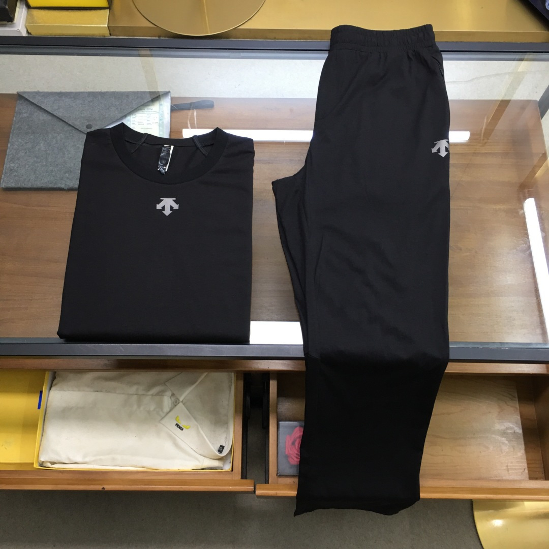 NO:477726,New product suit tops P [Disante] disassembled and sold 2025SS/Spring and summer Di*T Japanese simple design short-sleeved trousers classic suit Customized counter-level modal cool and light fabric, breathable and refreshing, and feel invincible. All sewing lines and details are all topped in place. This season's latest expensive cabinet, William Chan, the same style, imported silk screen printing technology LOGO, quality is in place, the details are known, the upper body is full of high-end feeling, simple and fashionable and versatile, must-have for summer Black M~3XL.,, T-shirt, alexander wang19860909新品套装上衣裤P【迪桑特】拆卖 2025SS/春夏 迪*特日式简约设计短袖长裤经典套装 定制专柜级莫代尔凉感轻薄面料,透气冰爽,手感无敌.所有车缝走线,细节全部顶顶到位,本季最新贵柜陈伟霆同款,进口丝印技术LOGO,品质到位,细节版型上身就知,高级感满分,简约时尚百搭,夏日必备 黑色M～3XL.,,T-shirt,alexander wang,Men's clothing