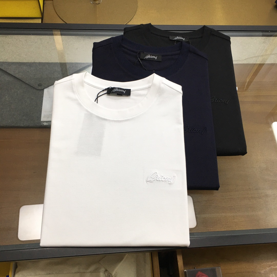 NO:477683,New counter product 'Buoni...' 2025 new counter product recommendation!  The classic counter style, logo embroidered round neck short-sleeved T-shirt, classic and versatile style, simple logo logo design, fitted style, neckline slightly fits the neck, the upper body is straight and more fashionable, the overall upper body feel will not be too tight or too loose, very friendly to the figure, easy to wear and versatile, classic and out of style!  The fabric is made of mercerized double yarn fabric, with a warm luster on the surface. The upper body makes the skin more comfortable to contact with the fabric. The upper body is very high-end, skin-friendly and breathable, crisp and stylish. Order of full-quality color White Black Size 48-56/M-3XL.,,T-shirt,tees,t-shirt,alexander wang19860909专柜新品《Buoni...》 2025专柜新品推荐！专柜经典款 标志刺绣圆领短袖T恤 经典百搭款 简约标志logo的设计 合体的版型 领口微微贴合颈部 上身挺拔而更具时尚感 整体上身感不会过紧或者过松 对身材很友好 好穿又百搭经典不过时！ 面料采用丝光双纱面料 表面有着温润的光泽感 上身让皮肤接触面料更加舒适. 上身很高档 亲肤透气,挺括有型 全品相的订单 颜色 白色 黑色 尺码48-56/M-3XL .,,T-shirt,tees，t-shirt,alexander wang,Men's clothing