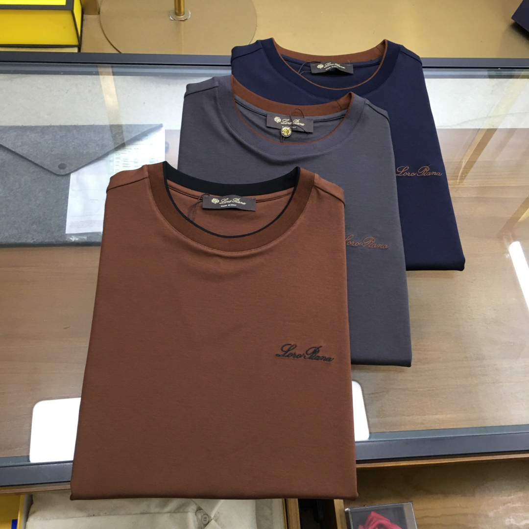 NO:477743,New counter product 'LP...' 2025 new counter product recommendation!  The classic counter style, logo embroidered round neck short-sleeved T-shirt, classic and versatile style, simple logo logo design, fitted style, neckline slightly fits the neck, the upper body is straight and more fashionable, the overall upper body feel will not be too tight or too loose, very friendly to the figure, easy to wear and versatile, classic and out of style!  The fabric is made of mercerated double yarn fabric, with a warm luster on the surface. The upper body makes the skin more comfortable to contact with the fabric. The upper body is very high-end, skin-friendly and breathable, crisp and stylish. Order of full-quality color White Black Size 48-56/M-3XL.,,loro piano,T-shirt,tees,t-shirt,alexander wang19860909专柜新品《LP...》 2025专柜新品推荐！专柜经典款 标志刺绣圆领短袖T恤 经典百搭款 简约标志logo的设计 合体的版型 领口微微贴合颈部 上身挺拔而更具时尚感 整体上身感不会过紧或者过松 对身材很友好 好穿又百搭经典不过时！ 面料采用丝光双纱面料 表面有着温润的光泽感 上身让皮肤接触面料更加舒适. 上身很高档 亲肤透气,挺括有型 全品相的订单 颜色 白色 黑色 尺码48-56/M-3XL .,,loro piana,T-shirt,tees，t-shirt,alexander wang,Men's clothing