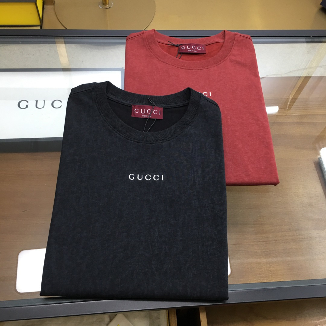 NO:456508,New trendy brand 'Gu.ci...' S-2XL 2025 new retro wash-water trendy brand short-sleeved T-shirt (the darling of the brand fashion industry! Men's short-sleeved short-sleeved! The material is exquisite and the overall design is quite fashionable. Today I recommend his versatile and classic style. The chest brand logo embroidery design is vivid! The fabric is made of customer-supplied fixed-woven Gaoke long-sleeved cotton, and the high-quality long-sleeved cotton raw materials! Skin-friendly and smooth, the upper body is crisp and stylish! Comfort and breathable are perfect! The fabric is excellent! [Please order to report height and weight].,,T-shirt,tees,t-shirt,alexander wang19860909新品潮牌 《Gu.ci...》S-2XL 2025新款复古洗水潮牌短袖T恤（品牌时尚界的宠儿！ 男士短袖！材质用料讲究的同时 整体的设计颇具时尚感 今天推荐他家百搭经典款 胸前品牌logo刺绣设计 个性生动！面料采用客供定织高克重新疆长绒棉,甄选上等长绒棉花原料！亲肤挺滑手感,上身挺括有型！舒适性与透气性完美兼备！面料皆为上乘！【下单报身高体重】.,,T-shirt,tees，t-shirt,alexander wang,Men's clothing