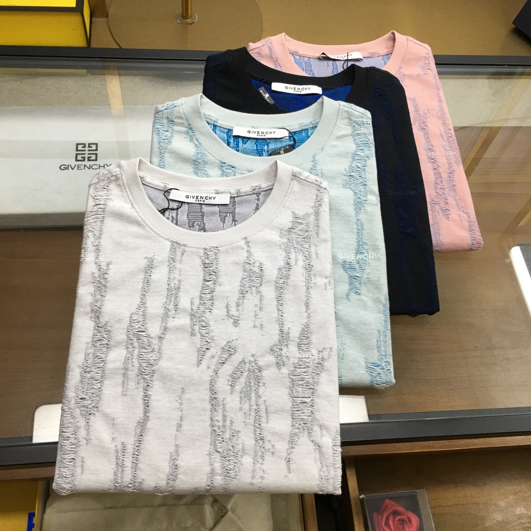 NO:477653,New trendy brand 'GVC...' S-2XL 2025 new retro wash (old brushed texture) trendy brand short-sleeved T-shirt (the darling of brand fashion industry! Men's short-sleeved short-sleeved! The material is exquisite and the overall design is quite fashionable. Today I recommend his versatile and classic style. The chest brand logo embroidery design is vivid! The fabric is made of customer-supplied fixed-woven Gaoke long-sleeved cotton, and the high-quality long-sleeved cotton raw materials! Skin-friendly and smooth, the upper body is crisp and stylish! Comfort and breathable are perfect! The fabric is excellent! [Order height and weight].,,T-shirt,tees,t-shirt,alexander wang19860909新品潮牌 《GVC...》S-2XL 2025新款复古洗水（做旧拉丝纹理）潮牌短袖T恤（品牌时尚界的宠儿！ 男士短袖！材质用料讲究的同时 整体的设计颇具时尚感 今天推荐他家百搭经典款 胸前品牌logo刺绣设计 个性生动！面料采用客供定织高克重新疆长绒棉,甄选上等长绒棉花原料！亲肤挺滑手感,上身挺括有型！舒适性与透气性完美兼备！面料皆为上乘！【下单报身高体重】.,,T-shirt,tees，t-shirt,alexander wang,Men's clothing