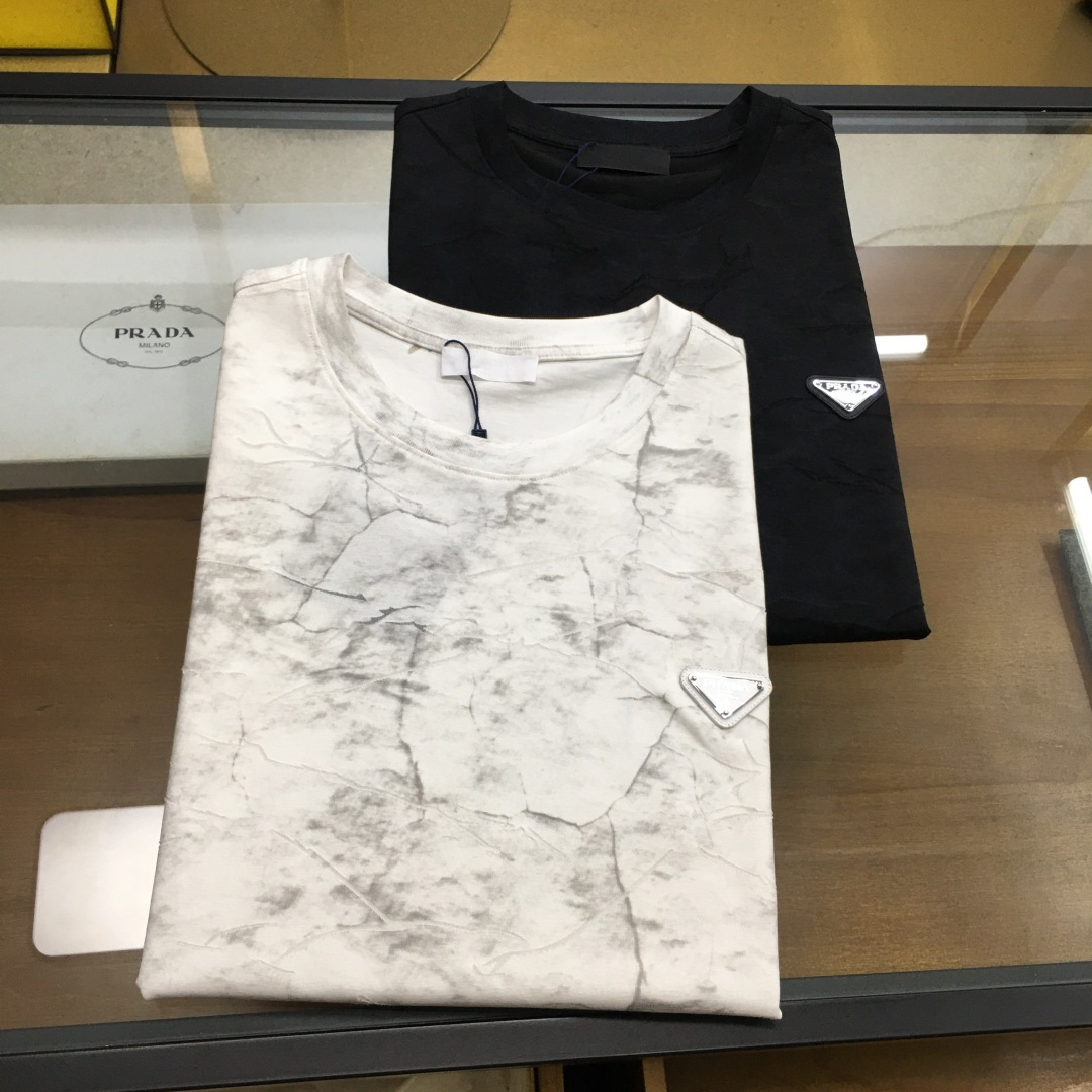 NO:477664,New trendy brand 'Prad...' S-2XL 2025 new retro washing textured fashion brand short-sleeved T-shirt (the darling of the brand fashion industry! Men's short-sleeved short-sleeved! The material is exquisite and the overall design is quite fashionable. Today I recommend his versatile and classic style, the chest brand logo embroidery design, personalized and vivid! The fabric is made of customer-supplied fixed-woven Gaoke long-sleeved cotton, selected high-quality long-sleeved cotton raw materials! Skin-friendly and smooth, the upper body is crisp and stylish! Comfort and breathable! The fabric is both excellent! [Please order to report height and weight].,,prada,T-shirt,tees,t-shirt,alexander wang19860909新品潮牌 《Prad...》S-2XL 2025新款复古洗水纹理级别潮牌短袖T恤（品牌时尚界的宠儿！ 男士短袖！材质用料讲究的同时 整体的设计颇具时尚感 今天推荐他家百搭经典款 胸前品牌logo刺绣设计 个性生动！面料采用客供定织高克重新疆长绒棉,甄选上等长绒棉花原料！亲肤挺滑手感,上身挺括有型！舒适性与透气性完美兼备！面料皆为上乘！【下单报身高体重】.,,prada,T-shirt,tees，t-shirt,alexander wang,Men's clothing