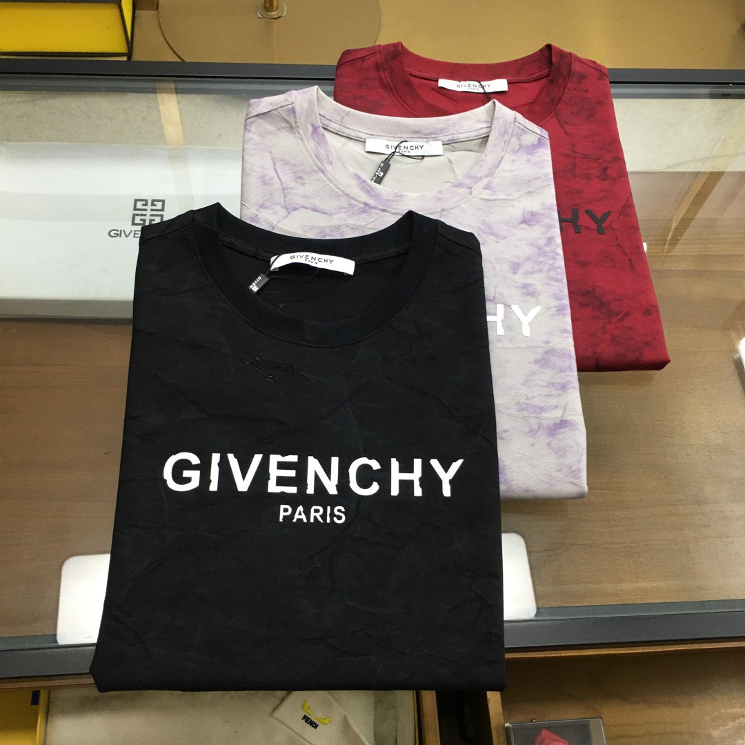 NO:477661,New trendy brand 'GVC...' S-2XL 2025 new retro wash texture trendy brand short-sleeved T-shirt (the darling of the brand fashion industry! Men's short-sleeved short-sleeved! The material is exquisite and the overall design is quite fashionable. Today I recommend his versatile classic style, chest brand logo embroidery design, personalized and vivid! The fabric is made of customer-supplied fixed-woven Gaoke long-sleeved cotton, selected high-quality long-sleeved cotton raw materials! Skin-friendly and smooth, the upper body is crisp and stylish! Comfort and breathable! The fabric is both excellent! [Report height and weight by order].,,T-shirt,tees,t-shirt,alexander wang19860909新品潮牌 《GVC...》S-2XL 2025新款复古洗水纹理潮牌短袖T恤（品牌时尚界的宠儿！ 男士短袖！材质用料讲究的同时 整体的设计颇具时尚感 今天推荐他家百搭经典款 胸前品牌logo刺绣设计 个性生动！面料采用客供定织高克重新疆长绒棉,甄选上等长绒棉花原料！亲肤挺滑手感,上身挺括有型！舒适性与透气性完美兼备！面料皆为上乘！【下单报身高体重】.,,T-shirt,tees，t-shirt,alexander wang,Men's clothing