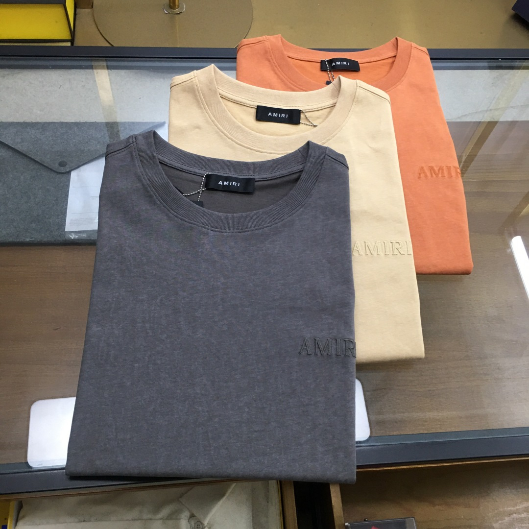 NO:477657,New trendy brand 'Amiri...' S-2XL 2025 new retro wash-water trendy brand short-sleeved T-shirt (the darling of the brand fashion industry! Men's short-sleeved short-sleeved! The material is exquisite and the overall design is quite fashionable. Today I recommend his versatile and classic style. The chest brand logo embroidery design is vivid! The fabric is made of customer-supplied woven Gaoke long-sleeved cotton, and the high-quality long-sleeved cotton raw materials! Skin-friendly and smooth, the upper body is crisp and stylish! Comfort and breathable are perfect! The fabric is excellent! [Please order to report height and weight].,,,amiri,T-shirt,tees,t-shirt,alexander wang19860909新品潮牌 《Amiri...》S-2XL 2025新款复古洗水潮牌短袖T恤（品牌时尚界的宠儿！ 男士短袖！材质用料讲究的同时 整体的设计颇具时尚感 今天推荐他家百搭经典款 胸前品牌logo刺绣设计 个性生动！面料采用客供定织高克重新疆长绒棉,甄选上等长绒棉花原料！亲肤挺滑手感,上身挺括有型！舒适性与透气性完美兼备！面料皆为上乘！【下单报身高体重】.,,amiri,T-shirt,tees，t-shirt,alexander wang,Men's clothing
