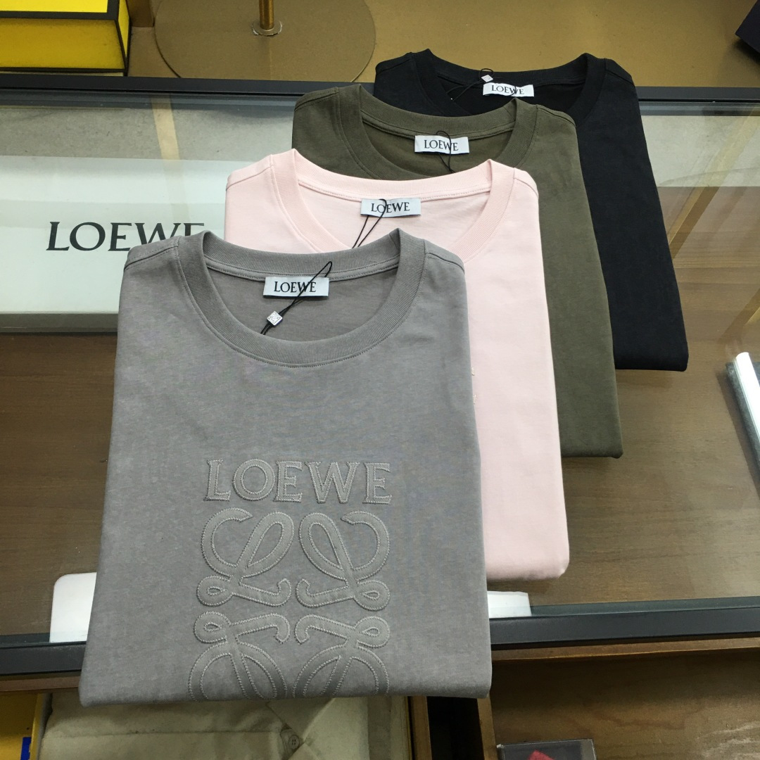 NO:477648,New trendy brand 'Loew...' S-2XL 2025 new retro wash-water trendy brand short-sleeved T-shirt (the darling of the brand fashion industry! Men's short-sleeved short-sleeved! The material is exquisite and the overall design is quite fashionable. Today I recommend his versatile and classic style. The chest brand logo embroidery design is vivid! The fabric is made of customer-supplied fixed-woven Gaoke long-sleeved cotton, and the high-quality long-sleeved cotton raw materials! Skin-friendly and smooth, the upper body is crisp and stylish! Comfort and breathable are perfect! The fabric is excellent! [Order height and weight].,,loewe,T-shirt,tees,t-shirt,alexander wang19860909新品潮牌 《Loew...》S-2XL 2025新款复古洗水潮牌短袖T恤（品牌时尚界的宠儿！ 男士短袖！材质用料讲究的同时 整体的设计颇具时尚感 今天推荐他家百搭经典款 胸前品牌logo刺绣设计 个性生动！面料采用客供定织高克重新疆长绒棉,甄选上等长绒棉花原料！亲肤挺滑手感,上身挺括有型！舒适性与透气性完美兼备！面料皆为上乘！【下单报身高体重】.,,loewe,T-shirt,tees，t-shirt,alexander wang,Men's clothing