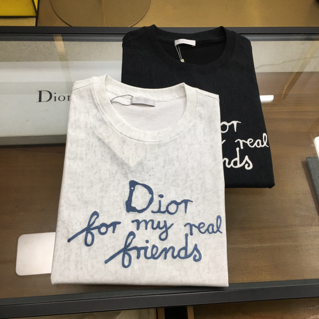 NO:477669,New trendy brand 'Dio...r...' S-2XL 2025 new retro washing textured fashion brand short-sleeved T-shirt (the darling of the brand fashion industry! Men's short-sleeved short-sleeved! The material is exquisite and the overall design is quite fashionable. Today I recommend his versatile classic style, chest brand logo embroidery design, personalized and vivid! The fabric is made of customer-supplied fixed-woven Gaoke long-sleeved cotton, selected high-quality long-sleeved cotton raw materials! Skin-friendly and smooth, the upper body is crisp and stylish! Comfort and breathable are perfect! The fabric is excellent! [Report height and weight by order].,,dior,T-shirt,tees,t-shirt,alexander wang19860909新品潮牌 《Dio..r...》S-2XL 2025新款复古洗水纹理级别潮牌短袖T恤（品牌时尚界的宠儿！ 男士短袖！材质用料讲究的同时 整体的设计颇具时尚感 今天推荐他家百搭经典款 胸前品牌logo刺绣设计 个性生动！面料采用客供定织高克重新疆长绒棉,甄选上等长绒棉花原料！亲肤挺滑手感,上身挺括有型！舒适性与透气性完美兼备！面料皆为上乘！【下单报身高体重】.,,dior,T-shirt,tees，t-shirt,alexander wang,Men's clothing