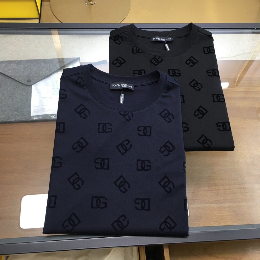 NO:477709,New product [DG] fit style 25 latest and most top letter logo versatile heavy industry fusion round neck short sleeves, top quality jade soft cotton, top production process imported fabric, imported high-end custom imported silk thread feels first-class!  Size M-XXXL., T-shirt,alexander wang19860909新品【DG】 合身版型 25最新最顶级字母logo百搭重工融合圆领短袖,最顶级的玉柔棉品质,顶级制作工艺进口面料,采用进口高端订制进口丝线手感一流！ 尺码M-XXXL.,,T-shirt,alexander wang,Men's clothing