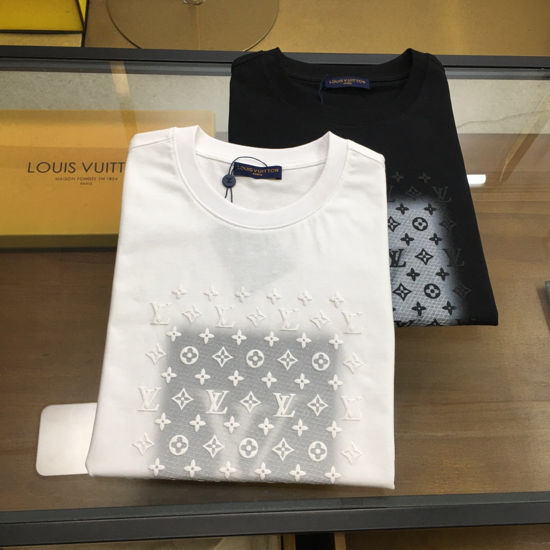 NO:477679,New trendy brand 'Lv...' S-2XL 2025 new heavy industry embossed trendy brand short-sleeved T-shirt (the darling of the brand fashion industry! Men's short-sleeved! The material is exquisite and the overall design is quite fashionable. Today I recommend his versatile and classic style, chest brand logo design, vivid personality! The fabric is made of customer-supplied fixed-woven Gaoke long-sleeved cotton, selected high-quality long-sleeved cotton raw materials! Skin-friendly and smooth, the upper body is crisp and stylish! Comfort and breathable! The fabric is both excellent! [Order height and weight].,,louis vuitton, T-shirt,tees, t-shirt,alexander wang19860909新品潮牌 《Lv...》S-2XL 2025新款重工压花潮牌短袖T恤（品牌时尚界的宠儿！ 男士短袖！材质用料讲究的同时 整体的设计颇具时尚感 今天推荐他家百搭经典款 胸前品牌logo设计 个性生动！面料采用客供定织高克重新疆长绒棉,甄选上等长绒棉花原料！亲肤挺滑手感,上身挺括有型！舒适性与透气性完美兼备！面料皆为上乘！【下单报身高体重】.,,louis vuitton,T-shirt,tees，t-shirt,alexander wang,Men's clothing