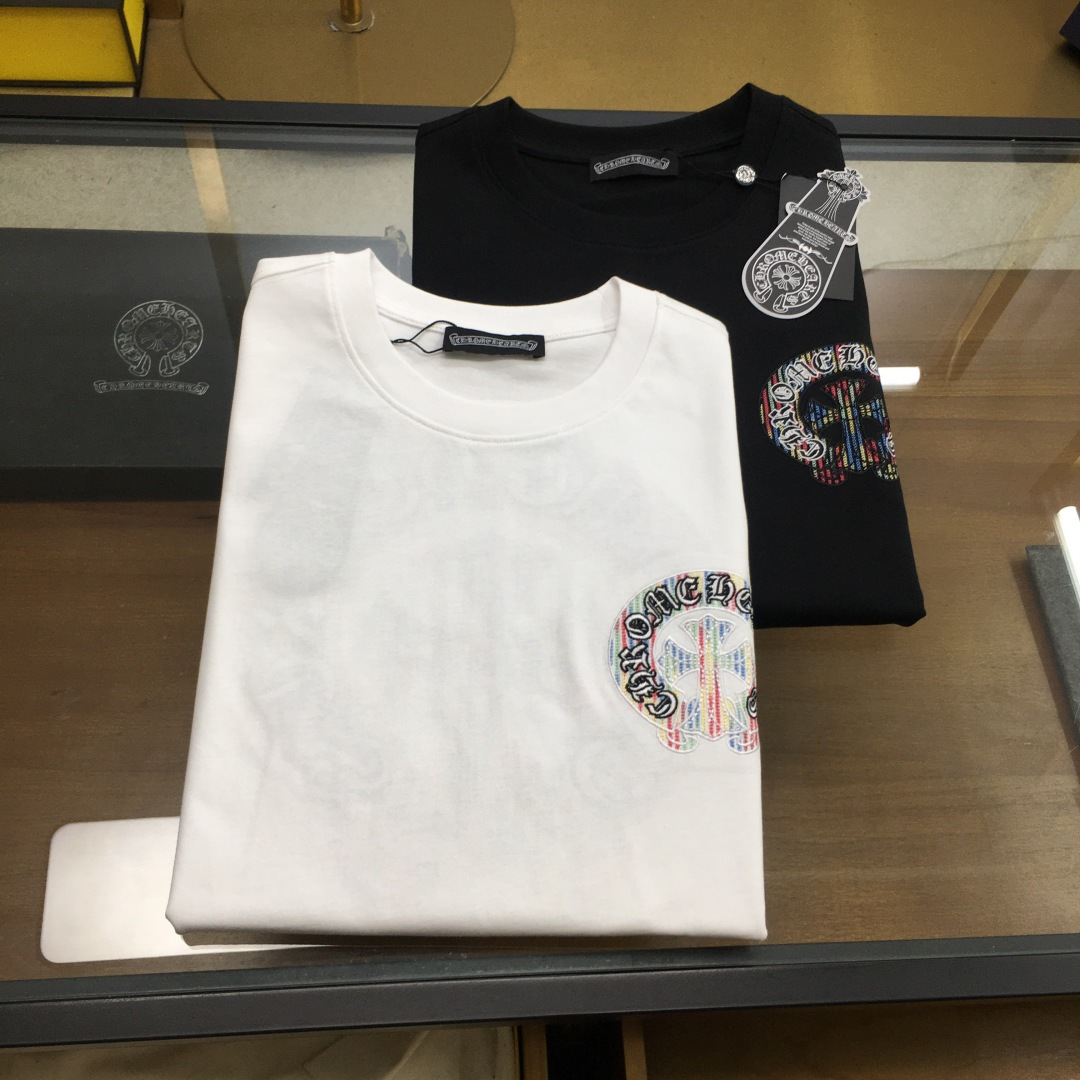 NO:477687,New trendy brand 'Cro...' S-2XL 2025 new Gaoke heavy-grade trendy brand short-sleeved T-shirt (the darling of the brand fashion industry! Men's short-sleeved short-sleeved! The material is exquisite and the overall design is quite fashionable. Today I recommend his versatile classic style, chest brand logo embroidery design, personalized and vivid! The fabric is made of customer-supplied Gaoke Renewal Long-sleeved cotton, selected high-quality long-sleeved cotton raw materials! Skin-friendly and smooth, the upper body is crisp and stylish! Comfort and breathable! The fabric is both excellent! [Report height and weight by order].,,chrome hearts,T-shirt,tees,t-shirt,alexander wang19860909新品潮牌 《克罗...》S-2XL 2025新款高克重级别潮牌短袖T恤（品牌时尚界的宠儿！ 男士短袖！材质用料讲究的同时 整体的设计颇具时尚感 今天推荐他家百搭经典款 胸前品牌logo刺绣设计 个性生动！面料采用客供定织高克重新疆长绒棉,甄选上等长绒棉花原料！亲肤挺滑手感,上身挺括有型！舒适性与透气性完美兼备！面料皆为上乘！【下单报身高体重】.,,chrome hearts,T-shirt,tees，t-shirt,alexander wang,Men's clothing