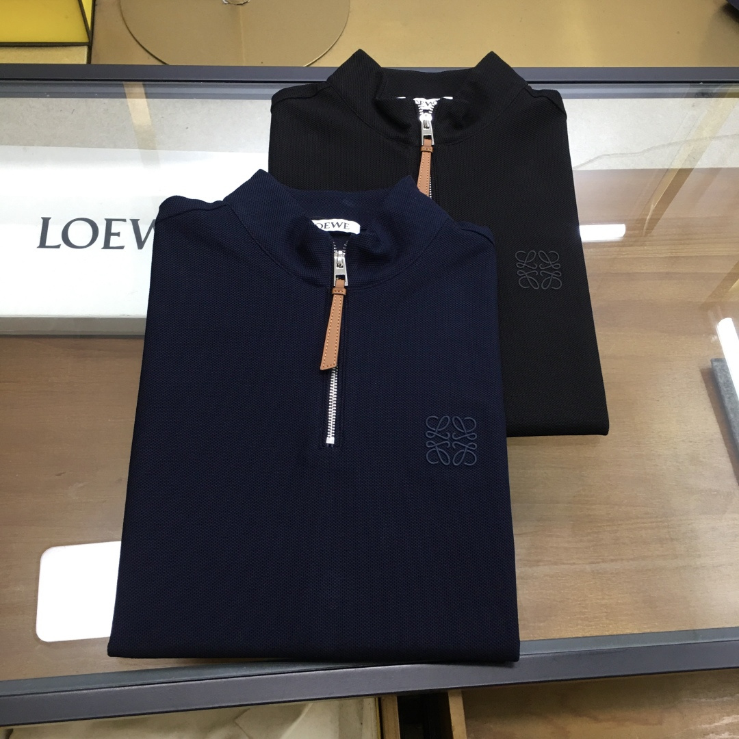 NO:477701,New counter products [Loew...] 2025 spring and summer new products, fashionable POLO/stand collar short sleeves, high-end custom versatile styles, anyone can easily control them. Fully customized fabric access control zipper webbing craftsmanship, luxurious classic brand logo design on the chest, very high-end, those who understand goods must enter!  The style is perfectly tailored, which shows the aura and highlights the exquisiteness of business men. This is the unique feature, just right slim fit, and the upper body effect is very good!  Counter size M-3XL...,loewe,T-shirt,alexander wang19860909专柜新品【Loew...】 2025春夏新品 时尚POLO/立领短袖 高级定制百搭款式 任何人都可以轻松驾驭 面料全订制门禁拉链织带工艺 胸前奢华经典品牌logo设计,非常显档次懂货的必须入！版型完美剪裁 非常精致,显气场,又会凸显商务男士的精致,这就是独到之处,恰到好处的修身,上身效果非常赞！专柜尺码M-3XL..,,loewe,T-shirt,alexander wang,Men's clothing