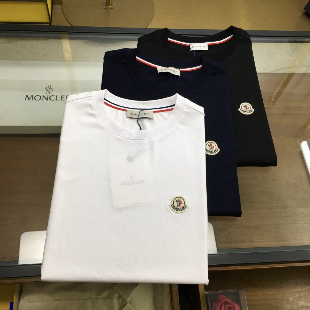 NO:477690,New counter product 'Moncle...' 2025 new counter product recommendation!  The classic counter style, logo embroidered round neck short-sleeved T-shirt, classic and versatile style, simple logo logo design, fitted style, neckline slightly fits the neck, the upper body is straight and more fashionable, the overall upper body feel will not be too tight or too loose, very friendly to the figure, easy to wear and versatile, classic and out of style!  The fabric is made of Xinjiang cotton fabric, with a warm and shiny surface. The upper body makes the skin more comfortable to touch the fabric. The upper body is very high-end, skin-friendly and breathable, crisp and stylish. Orders of full-quality color Black white Dark blue size 48-56/M-3XL Try on 172-148 and wear 50/L.,,T-shirt,tees,t-shirt,alexander wang19860909专柜新品《Moncle...》 2025专柜新品推荐！专柜经典款 标志刺绣圆领短袖T恤 经典百搭款 简约标志logo的设计 合体的版型 领口微微贴合颈部 上身挺拔而更具时尚感 整体上身感不会过紧或者过松 对身材很友好 好穿又百搭经典不过时！ 面料采用新疆棉面料 表面有着温润的光泽感 上身让皮肤接触面料更加舒适. 上身很高档 亲肤透气,挺括有型 全品相的订单 颜色 黑色 白色 深蓝色尺码48-56/M-3XL 试穿172-148穿50/L合适.,,T-shirt,tees，t-shirt,alexander wang,Men's clothing