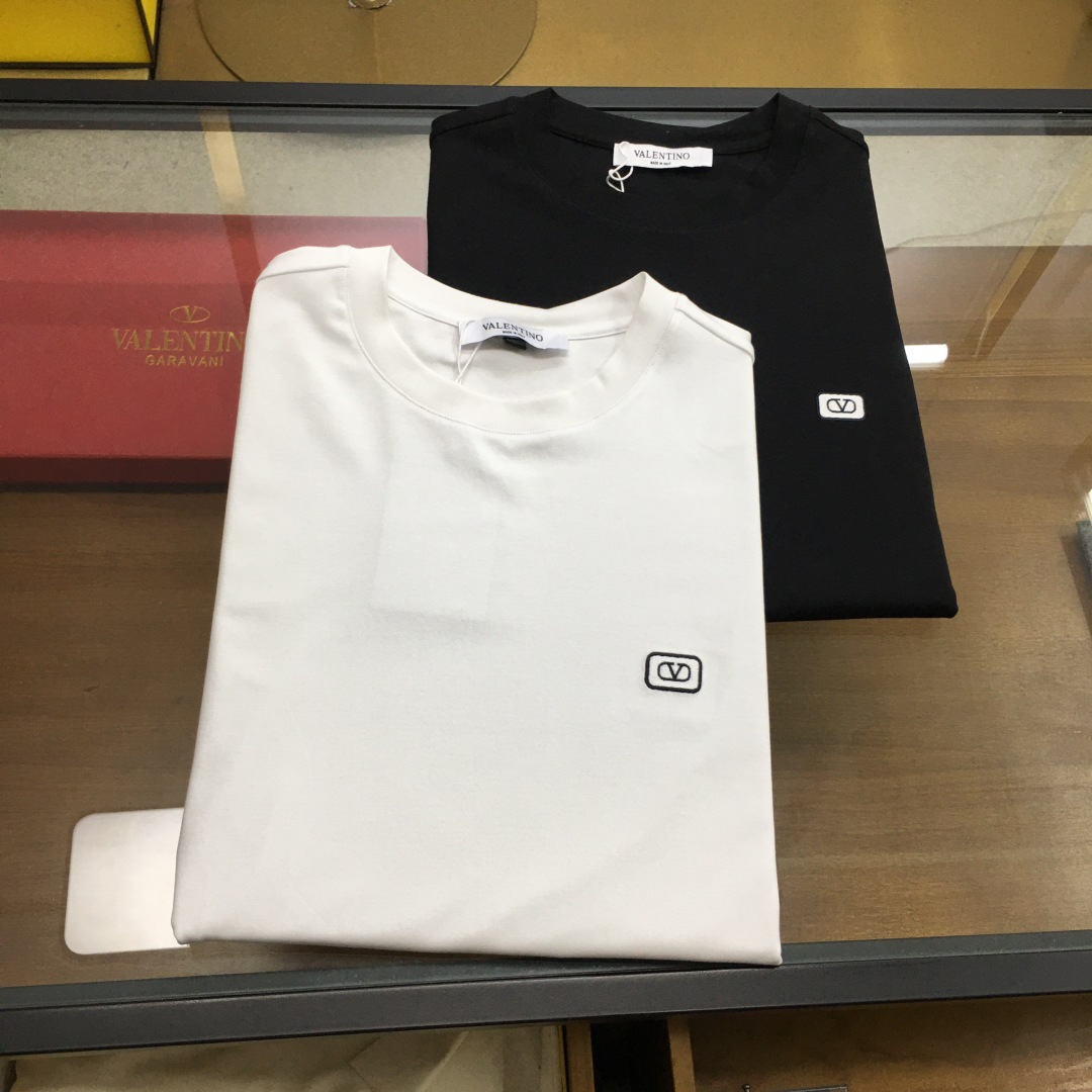 NO:477722,New counter product 'VLTN...' 2025 new counter product recommendation!  The classic counter style, logo embroidered round neck short-sleeved T-shirt, classic and versatile style, simple logo logo design, fitted style, neckline slightly fits the neck, the upper body is straight and more fashionable, the overall upper body feel will not be too tight or too loose, very friendly to the figure, easy to wear and versatile, classic and out of style!  The fabric is made of mercerized double yarn fabric, with a warm luster on the surface. The upper body makes the skin more comfortable to contact with the fabric. The upper body is very high-end, skin-friendly and breathable, crisp and stylish. Order of full-quality color White Black Size 48-56/M-3XL.,,T-shirt,tees,t-shirt,alexander wang19860909专柜新品《VLTN...》 2025专柜新品推荐！专柜经典款 标志刺绣圆领短袖T恤 经典百搭款 简约标志logo的设计 合体的版型 领口微微贴合颈部 上身挺拔而更具时尚感 整体上身感不会过紧或者过松 对身材很友好 好穿又百搭经典不过时！ 面料采用丝光双纱面料 表面有着温润的光泽感 上身让皮肤接触面料更加舒适. 上身很高档 亲肤透气,挺括有型 全品相的订单 颜色 白色 黑色 尺码48-56/M-3XL .,,T-shirt,tees，t-shirt,alexander wang,Men's clothing