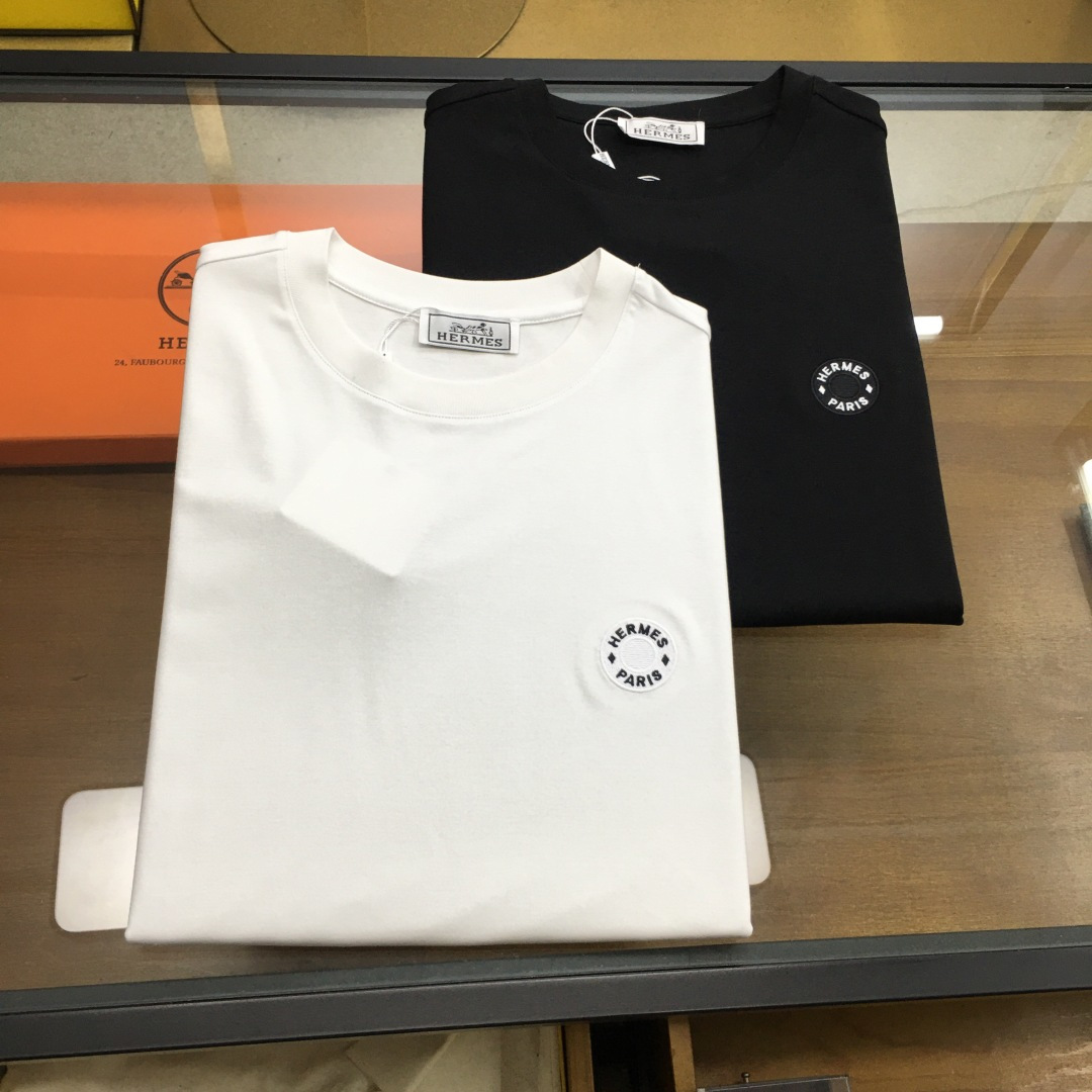 NO:477730,New counter product 'Aisi...' 2025 new counter product recommendation!  The classic counter style, logo embroidered round neck short-sleeved T-shirt, classic and versatile style, simple logo logo design, fitted style, neckline slightly fits the neck, the upper body is straight and more fashionable, the overall upper body feel will not be too tight or too loose, very friendly to the figure, easy to wear and versatile, classic and out of style!  The fabric is made of mercerized double yarn fabric, with a warm luster on the surface. The upper body makes the skin more comfortable to contact with the fabric. The upper body is very high-end, skin-friendly and breathable, crisp and stylish. Order of full-quality color White Black Size 48-56/M-3XL.,,T-shirt,tees,t-shirt,alexander wang19860909专柜新品《爱士...》 2025专柜新品推荐！专柜经典款 标志刺绣圆领短袖T恤 经典百搭款 简约标志logo的设计 合体的版型 领口微微贴合颈部 上身挺拔而更具时尚感 整体上身感不会过紧或者过松 对身材很友好 好穿又百搭经典不过时！ 面料采用丝光双纱面料 表面有着温润的光泽感 上身让皮肤接触面料更加舒适. 上身很高档 亲肤透气,挺括有型 全品相的订单 颜色 白色 黑色 尺码48-56/M-3XL .,,T-shirt,tees，t-shirt,alexander wang,Men's clothing