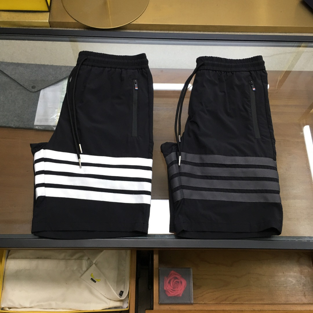 NO:456503,New shorts [TB] 2025 summer new men's casual shorts, high-end custom fabric breathable fabric, extremely breathable, elastic and comfortable, impeccable details, top-level auxiliary materials, original logo design concept, delicate and soft feel!  The upper body style is excellent!  Size M-XXXL, shorts,alexander wang19860909新品短裤【TB】 2025夏季新款男士休闲短裤,高级定制面料透气面料 透气弹力舒适度极高,细节无可挑剔,顶级辅料配备,原版logo设计理念,手感细腻柔软！上身版型超赞！尺码M-XXXL,,shorts,alexander wang,Men's clothing