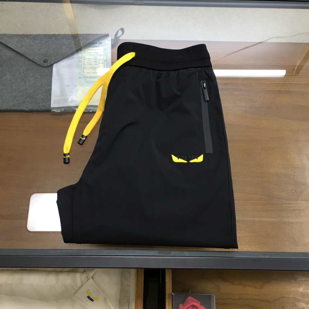 NO:477738,New product [Fend] 2025 summer new men's casual pants, high-end customized fabric breathable fabric, extremely breathable, elastic and comfortable, impeccable details, top-level auxiliary materials, original logo design concept, delicate and soft feel!  The upper body style is excellent!  Size M-XXXL, fendi,alexander wang19860909新品【Fend】 2025夏季新款男士休闲裤,高级定制面料透气面料 透气弹力舒适度极高,细节无可挑剔,顶级辅料配备,原版logo设计理念,手感细腻柔软！上身版型超赞！尺码M-XXXL,,fendi,alexander wang,Men's clothing