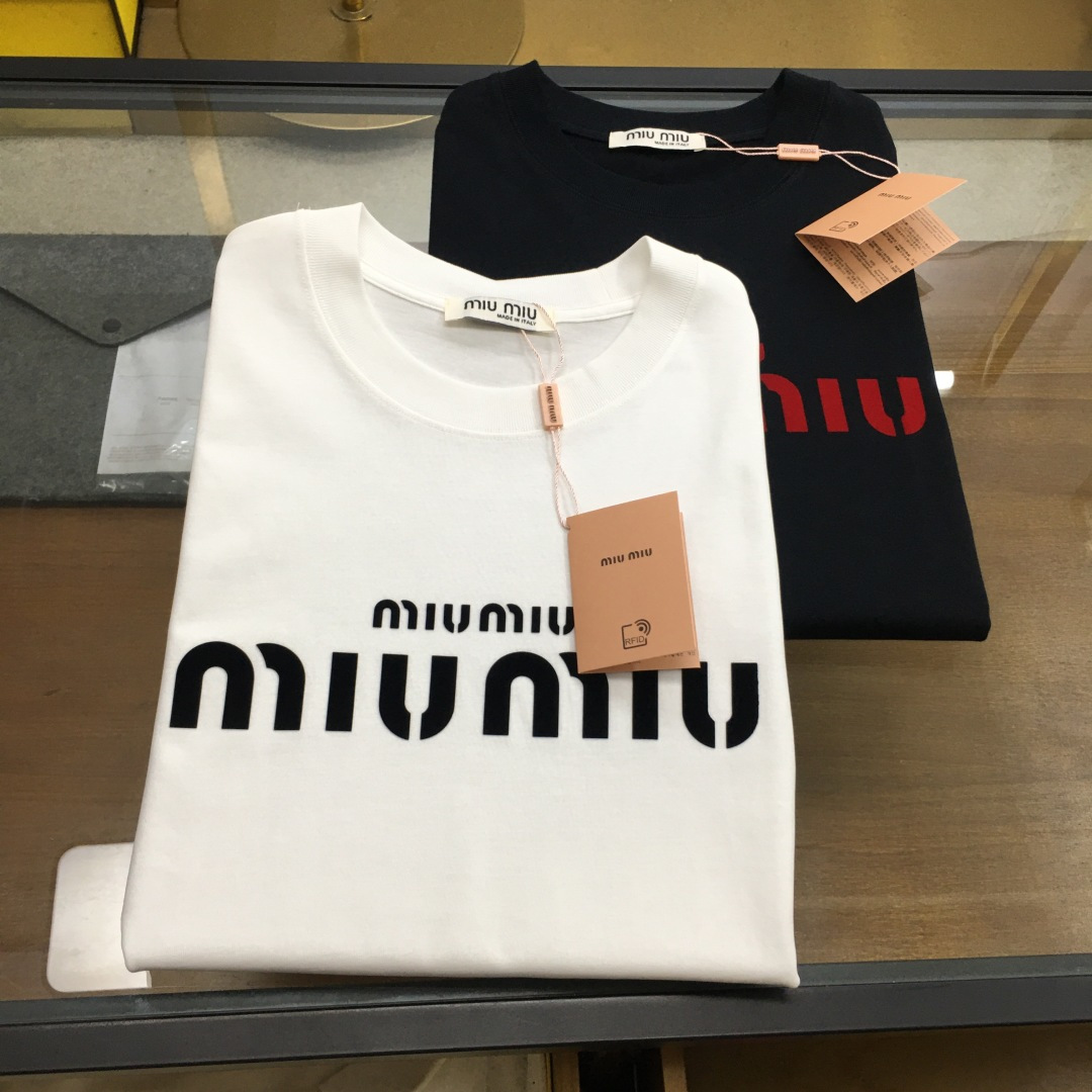 NO:477703,New trendy brand [miu miu] S-2xl, placing a small wide order to report height and weight] 2025SS spring and summer latest round neck fashionable short-sleeved T-shirt, synchronized on the official website, counter with a high gram weight of 300g pure cotton fabric!  Comfortable and breathable, durable and easy to wear, classic logo pattern design, original factory craftsmanship, must-have items for handsome men. S-XXL, miumiu, T-shirt,tees, t-shirt,alexander wang19860909新品潮牌【miu miu】S-2xl,微阔下单报身高体重】 2025SS春夏最新款圆领时尚短袖T恤,官网同步,专柜高克重300g纯棉面料！贴肤舒适透气,耐看又好穿,经典logo图案工艺设计,原厂工艺一丝不苟,型男必备单品 码数S-XXL,,miumiu,T-shirt,tees，t-shirt,alexander wang,Men's clothing