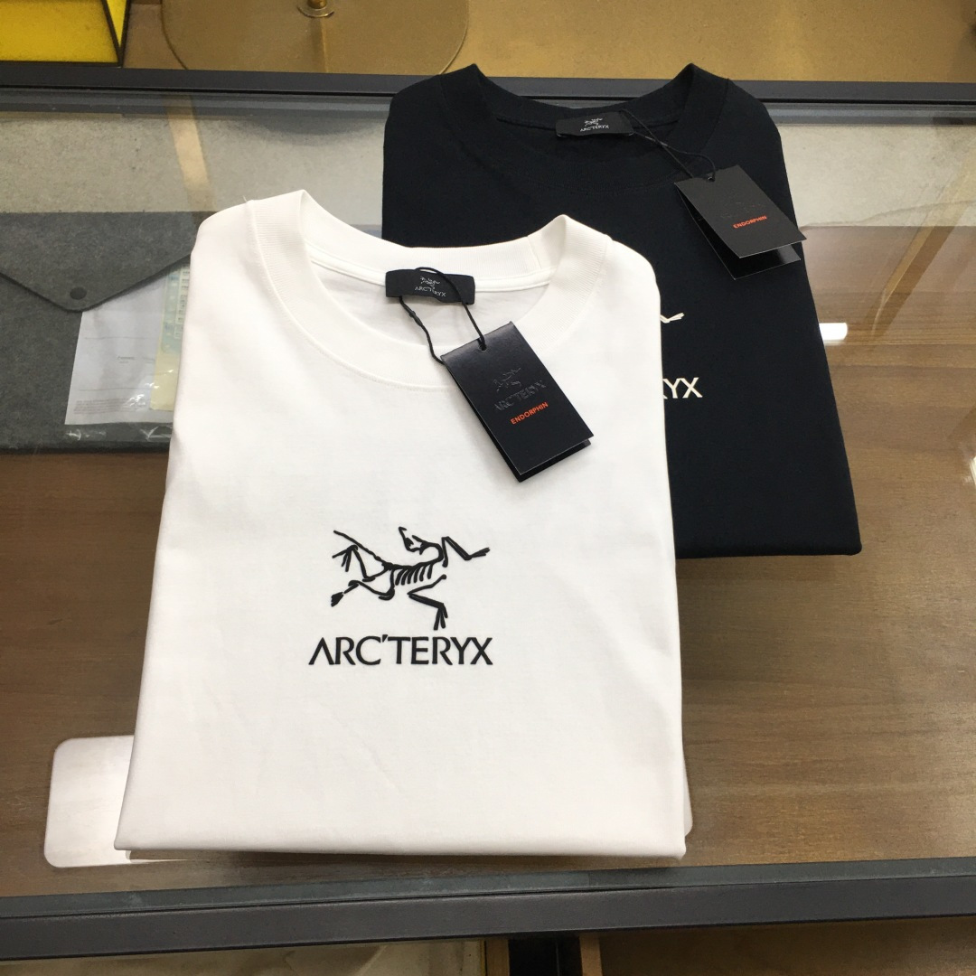 NO:477711,New trendy brand [Ancestor] S-2xl, placing a small wide order to report height and weight] 2025SS spring and summer latest round neck fashionable short-sleeved T-shirt, synchronized on the official website, counter with a high gram weight of 300g pure cotton fabric!  Comfortable and breathable, durable and easy to wear, classic logo pattern design, original factory craftsmanship, must-have items for handsome men. S-XXL, T-shirt,tees, t-shirt,alexander wang19860909新品潮牌【始祖】S-2xl,微阔下单报身高体重】 2025SS春夏最新款圆领时尚短袖T恤,官网同步,专柜高克重300g纯棉面料！贴肤舒适透气,耐看又好穿,经典logo图案工艺设计,原厂工艺一丝不苟,型男必备单品 码数S-XXL,,T-shirt,tees，t-shirt,alexander wang,Men's clothing