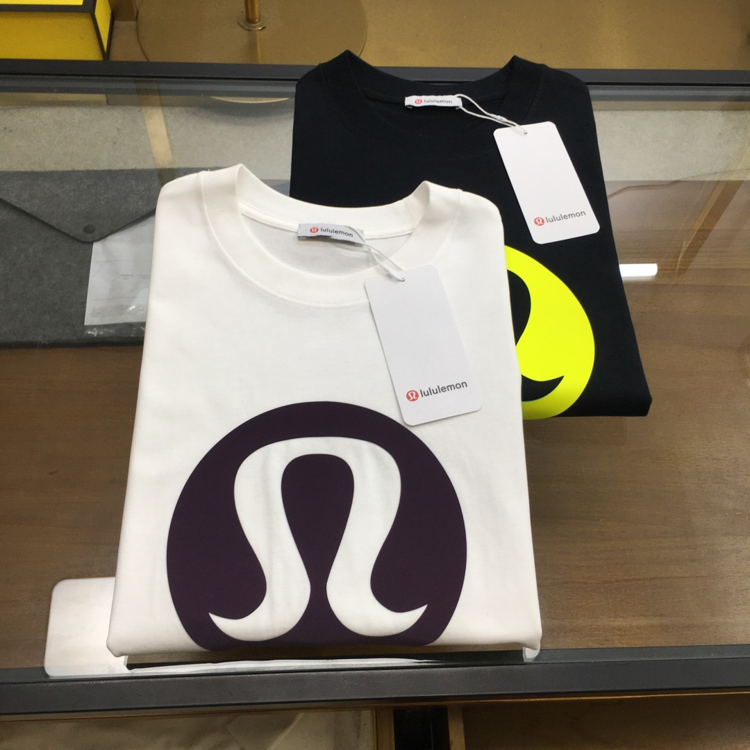 NO:477697,New trendy brand [LuLu] S-2xl, placing a small wide order to report height and weight] 2025SS spring and summer latest round neck fashionable short-sleeved T-shirt, synchronized on the official website, counter with a high gram weight of 300g pure cotton fabric!  Comfortable and breathable, durable and easy to wear, classic logo pattern design, original factory craftsmanship, must-have items for handsome men. S-XXL, T-shirt,tees, t-shirt,alexander wang19860909新品潮牌【LuLu】S-2xl,微阔下单报身高体重】 2025SS春夏最新款圆领时尚短袖T恤,官网同步,专柜高克重300g纯棉面料！贴肤舒适透气,耐看又好穿,经典logo图案工艺设计,原厂工艺一丝不苟,型男必备单品 码数S-XXL,,T-shirt,tees，t-shirt,alexander wang,Men's clothing