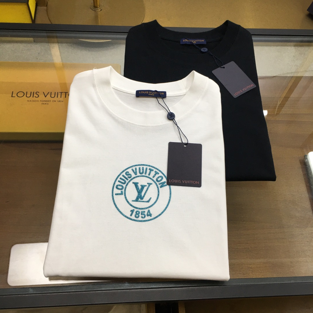 NO:477725,New trendy brand [L.v...] S-2xl, placing a small wide order to report height and weight] 2025SS spring and summer latest round neck fashionable short-sleeved T-shirt, synchronized on the official website, counter with a high gram weight of 300g pure cotton fabric!  Comfortable and breathable, durable and easy to wear, classic logo pattern design, original factory craftsmanship, must-have items for handsome men. S-XXL, T-shirt,tees, t-shirt,alexander wang19860909新品潮牌【L.v...】S-2xl,微阔下单报身高体重】 2025SS春夏最新款圆领时尚短袖T恤,官网同步,专柜高克重300g纯棉面料！贴肤舒适透气,耐看又好穿,经典logo图案工艺设计,原厂工艺一丝不苟,型男必备单品 码数S-XXL,,T-shirt,tees，t-shirt,alexander wang,Men's clothing