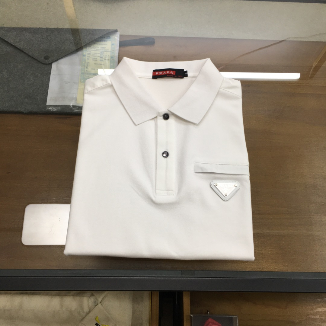 NO:471955,New product POLO [Prad...] 25 spring and summer new product, fashionable POLO/lamb short sleeves, high-end custom versatile styles, anyone can easily control it, full custom fabric craftsmanship, luxurious classic brand logo design on the chest, very high-end, those who understand goods must enter!  The style and tailoring are slim styles, which are very exquisite, showing aura and highlighting the exquisiteness of business men. This is the unique feature, the right slim fit, and the upper body effect is very good!  Counter size M-4XL..., prada, T-shirt, alexander wang19860909新品POLO【Prad...】 25春夏新品 时尚POLO/翻领短袖 高级定制百搭款式 任何人都可以轻松驾驭 面料全订制工艺 胸前奢华经典品牌logo设计,非常显档次懂货的必须入！版型剪裁属于修身款 非常精致,显气场,又会凸显商务男士的精致,这就是独到之处,恰到好处的修身,上身效果非常赞！ 专柜尺码M-4XL..,,prada,T-shirt,alexander wang,Men's clothing