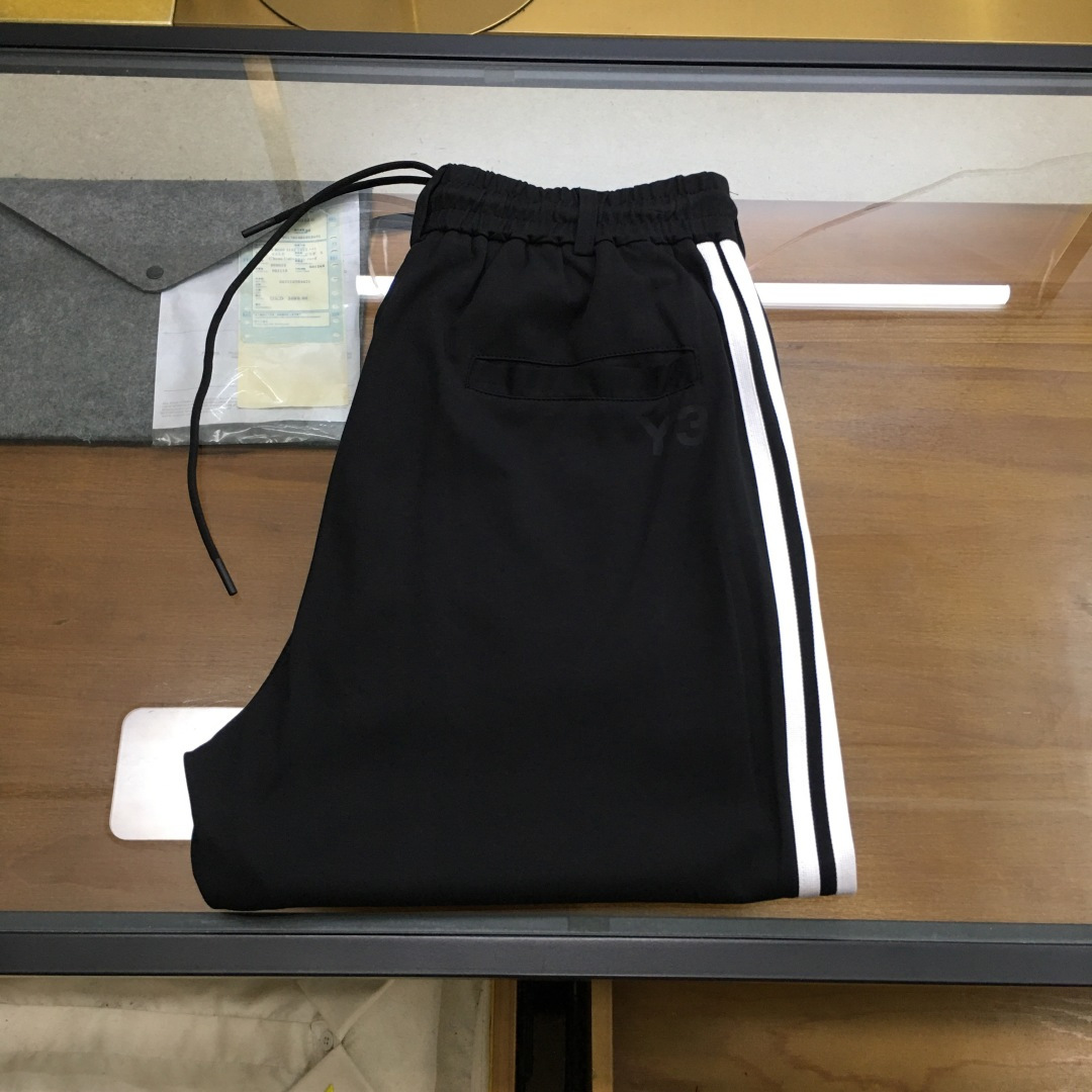 NO:508408,New product [Y-3] Spring and Summer/SS Y*3 Three-striped cotton cool straight-leg casual thin trousers. The fabric is strictly selected for 50 combed cotton. The touch is silky and delicate, and the touch is cool. The straight and slightly loose but not exaggerated design style is free to move and perfectly interprets the fashion level. The first choice for summer needs is. The same color LOGO at the back pocket, low-key and fashionable, zippered pockets on both sides, all hardware and auxiliary materials are original configuration, texture top black M~3XL,,alexander wang19860909新品【Y-3】 春夏/SS Y*3 三条纹棉凉感直筒休闲薄款长裤 面料严选50支精梳棉,手感丝滑细腻如丝绸,触感凉爽,直筒微宽松但又不夸张的设计版型,活动自如又将时尚度完美演绎,夏日刚需首选.后幅口袋处同色系LOGO,低调时尚,两侧拉链口袋,所有五金辅料原原配置,质感顶顶 黑色M～3XL,,alexander wang,Men's clothing