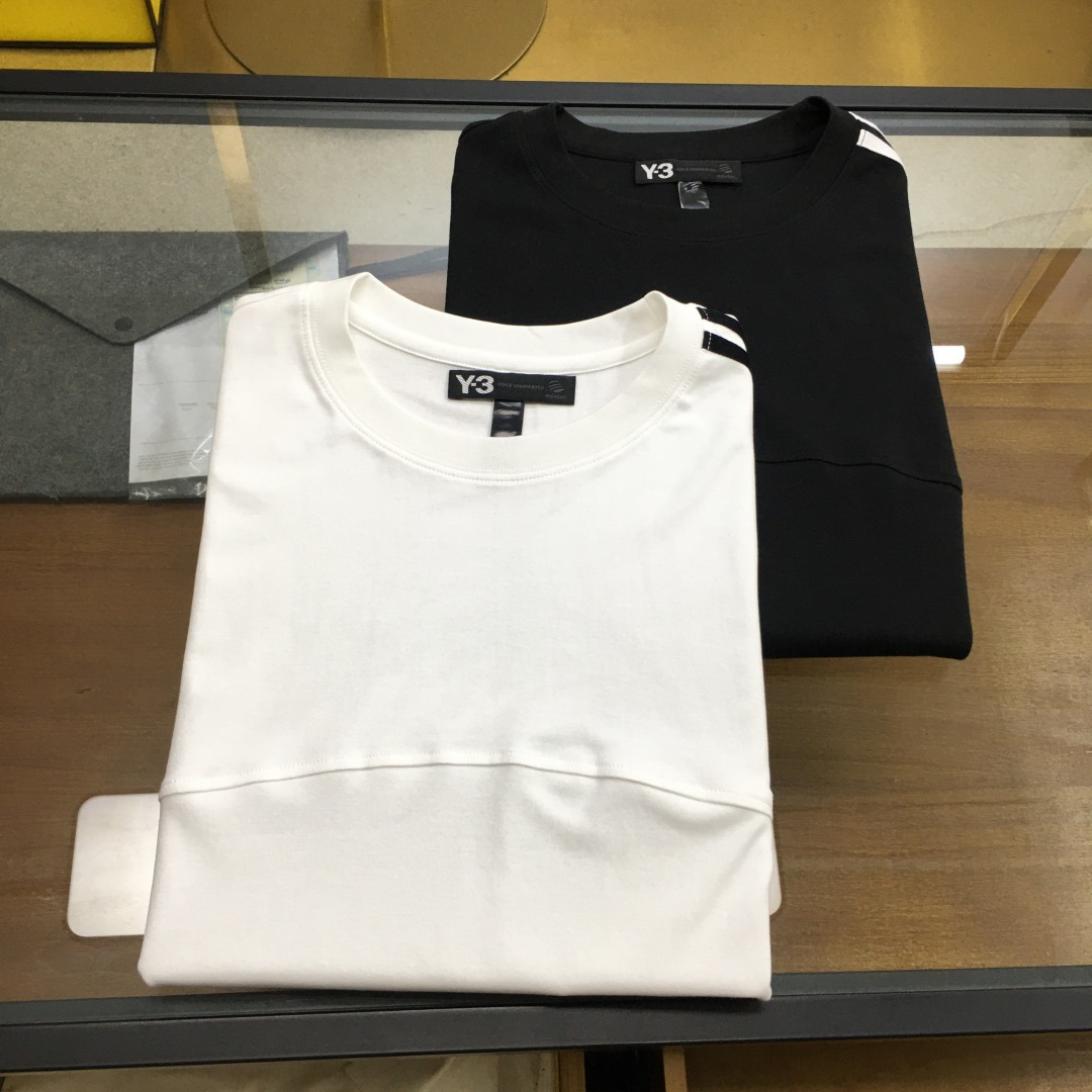 NO:508411,New product [Y-3] loose version Spring and summer/SS Y*3 three-striped cotton straight sleeve T-shirt. The fabric is carefully selected for 50 combed cotton. The touch is as smooth as silk, and the touch is cool. The straight sleeve but not exaggerated design version perfectly interprets the fashion sense. The back is the same color LOGO, which is low-key and fashionable. Overall comfort, texture top black, white M~3XL, alexander wang19860909新品【Y-3】宽松版型 春夏/SS Y*3 三条纹棉直袖体恤 面料严选50支精梳棉,手感丝滑细腻如丝绸,触感凉爽,直袖但又不夸张的设计版型,将时尚度完美演绎,后幅同色系LOGO,低调时尚.整体舒适,质感顶顶 黑色,白色M～3XL,,alexander wang,Men's clothing