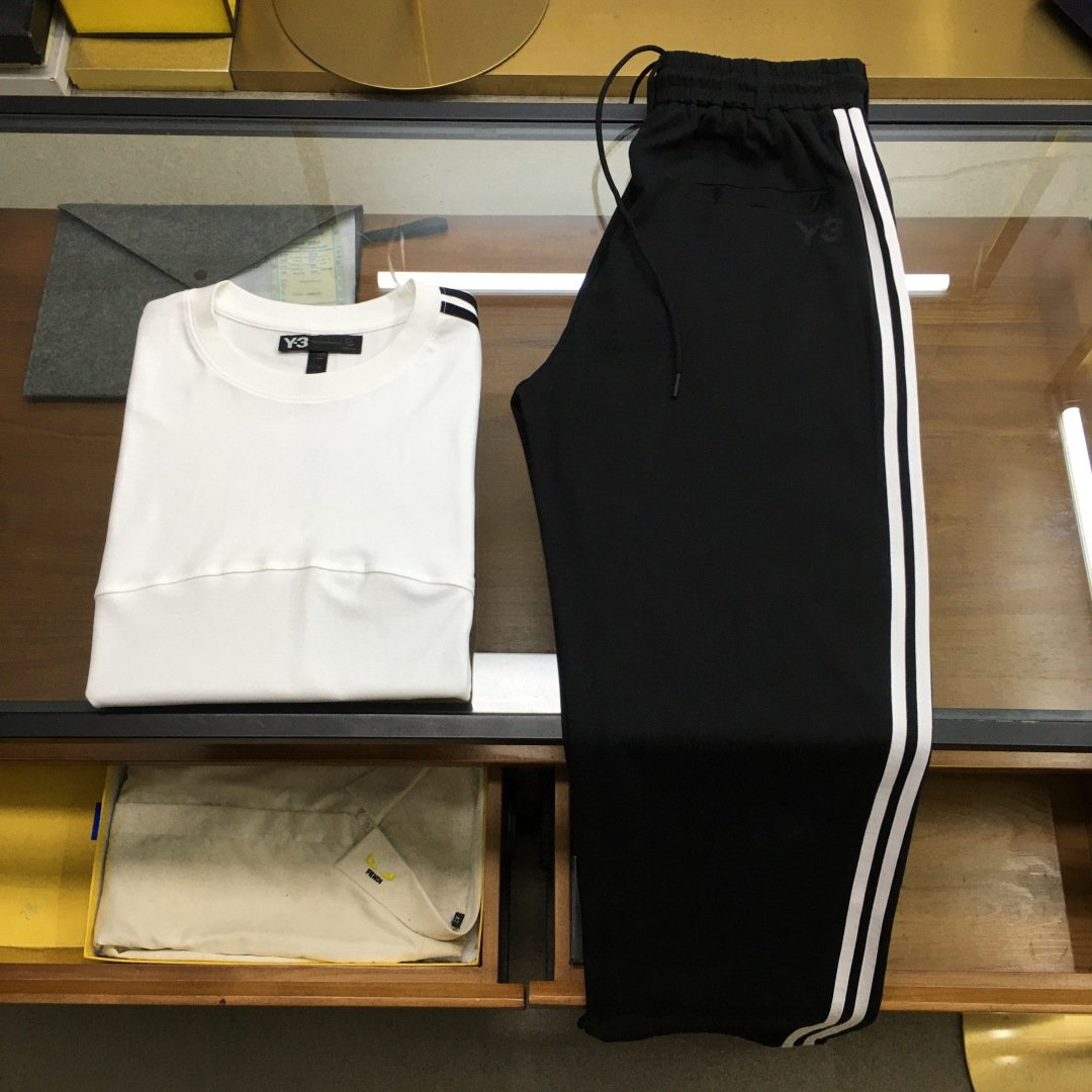 NO:508415,New product suit tops [Y-3] Disposal Spring/Summer/SS Y*3 Three-striped cotton straight sleeve T-shirt wide-leg pants set The fabric is carefully selected for 50 combed cotton, which feels silky and delicate like silk, cool touch, straight sleeves but not exaggerated design style, perfect interpretation of fashion, the back is the same color LOGO, low-key and fashionable. Overall comfortable, textured top black, white M~3XL (loose style), alexander wang19860909新品套装上衣 裤【Y-3】拆卖 春夏/SS Y*3 三条纹棉直袖体恤阔脚裤套装 面料严选50支精梳棉,手感丝滑细腻如丝绸,触感凉爽,直袖但又不夸张的设计版型,将时尚度完美演绎,后幅同色系LOGO,低调时尚.整体舒适,质感顶顶 黑色,白色M～3XL（宽松版型）,,alexander wang,Men's clothing