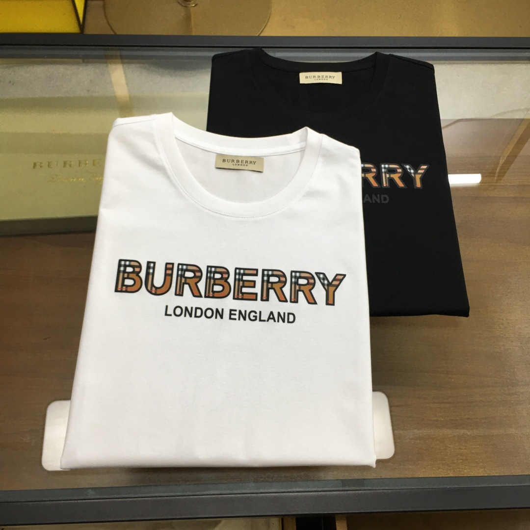 NO:508417,New product 'Burber...y' New summer men's casual T-shirt, high-end customized pure cotton breathable fabric, breathable and micro-elastic, extremely comfortable, impeccable details, top-level auxiliary materials, original hardware design concept, delicate and soft feel!  The upper body style is excellent!  Size M-3xl, Burberry, Tees, T-shirt, Alexander wang19860909新品《Burber...y》 夏季新款男士休闲T恤,高级定制纯棉透气面料 透气微弹舒适度极高,细节无可挑剔,顶级辅料配备,原版五金设计理念,手感细腻柔软！上身版型超赞！尺码M-3xl,,burberry,tees，t-shirt,alexander wang,Men's clothing