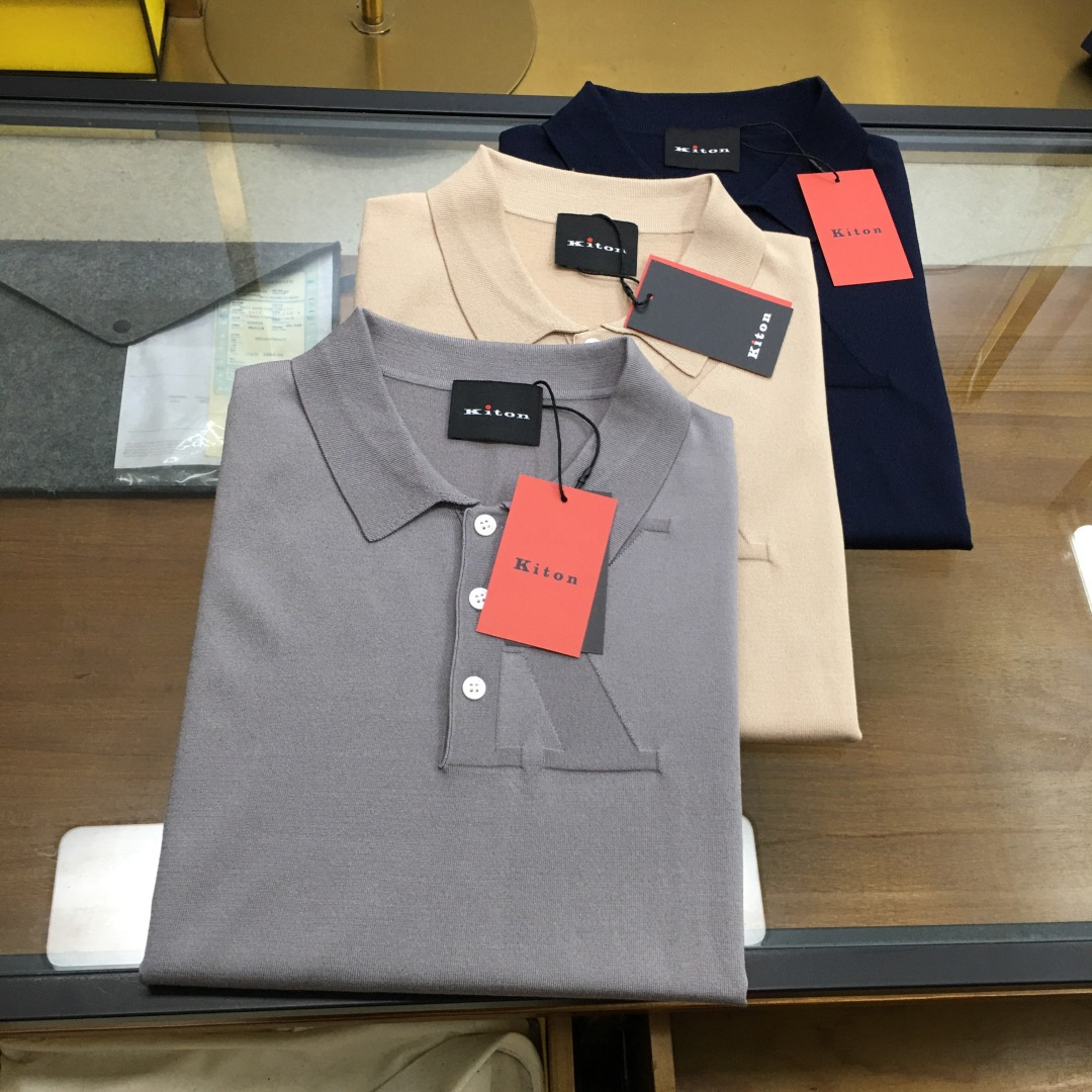 NO:417446,[New counter product] [KITON] 25SS spring and summer new technology fiber blended knitted lapel short Tee, men's red zippered shell buckle inlay (K) logo knitted short-sleeved Polo shirt!  Trading companies have sparse channels and are on sale on the leading official website!  KITON's new knitted Polo shirt, as a model of both fashion and function, reveals extraordinary taste and exquisite craftsmanship in every detail!  This Polo shirt uses a specially customized technology fiber blended knitted fabric. It not only combines high-tech elements to ensure the durability and comfort of the clothes, but also makes the clothes softer and more delicate in the touch, skin-friendly and breathable!  The front design is ingenious and uses imported high-end weaving technology to carefully create a staggered oblique striped inlay texture, which not only greatly improves the breathability and sweating performance of the clothes, allowing the wearer to stay dry and comfortable in the hot summer, but also creates a three-dimensional effect visually, making the whole Polo shirt look more fashionable and high-end!  There is no compromise on the design of the placket. The classic red logo zipper is used as the opening and closing method. This bright red not only adds a bright color to the whole piece of clothing, enhances the overall visual impact, but also serves as a unique brand logo, demonstrating KITON's ultimate pursuit of details and the high recognition of the brand!  The basic and classic lapel design in terms of style, this style is well-tailed, which not only retains the formality required for business occasions, but also has the ease and comfort of leisure life!  Whether you are attending important meetings with formal wear or enjoying weekends with casual pants, you can easily control them and show the wearer's unique style and temperament!  Gray/Blue/Khaki, three colors into it!  Size 48-56 Size 48 shoulder width 42cm-bust 98cm-length 67cm Size 50 shoulder width 43cm-bust 102cm-length 68cm Size 52 shoulder width 44cm-bust 106cm-length 69cm Size 54 shoulder width 45cm-bust 110cm-length 71cm Size 56 shoulder width 46cm-bust 114cm-length 73cm Size recommended (standard version) Height 174-140 catties, try on 50 sizes appropriate!  A boy can choose 48 digits within 128 catties, a 50 digit for 128-140 catties, a 52 digit for 140-152 catties, a 52 digit for 152-164 catties, a 54 digit for 164-178 catties!  ,T-shirt,alexander wang19860909【专柜新品】【KITON】 25SS春夏新款科技纤维混纺针织翻领短Tee,男士红标拉链贝壳扣嵌花（K）logo针织短袖Polo衫！贸易公司渠道稀出,领先官网发售！KITON新款针织Polo衫,作为时尚与功能并重的典范之作,其每一处细节都透露着不凡的品味与精湛的工艺！ 这款Polo衫采用特别定制的科技纤维混纺针织面料,不仅融合了高科技元素,确保了衣物的耐用性和舒适度,还通过特殊的混纺技术,使得衣物在触感上更加柔软细腻,亲肤透气！前幅设计匠心独运,采用了进口的高端机织工艺,精心打造出错落有致的斜条纹嵌花纹理,不仅极大地提升了衣物的透气性和排汗性能,使得穿着者在炎炎夏日也能保持干爽舒适,更在视觉上营造出一种层次分明的立体效果,让整件Polo衫看起来更加时髦且富有高级感！ 在门襟的设计上同样没有妥协,选用了经典的红色标识拉链作为开合方式,这抹鲜艳的红色不仅为整件衣物增添了一抹亮色,提升了整体的视觉冲击力,更作为品牌独特的标识,彰显了KITON对于细节的极致追求和品牌的高度辨识度！版型方面基础而经典的翻领设计,这种版型裁剪得体,既保留了商务场合所需的正式感,又不失休闲生活的轻松惬意！无论是搭配正装出席重要会议,还是搭配休闲裤享受周末时光,都能轻松驾驭,展现出穿着者独有的风采与气质！灰色/上青/卡其,三色入！尺码48-56 48码肩宽42cm-胸围98cm-衣长67cm  50码肩宽43cm-胸围102cm-衣长68cm  52码肩宽44cm-胸围106cm-衣长69cm  54码肩宽45cm-胸围110cm-衣长71cm  56码肩宽46cm-胸围114cm-衣长73cm 尺码推荐（标准版型） 身高174-140斤,试穿50码合适！ 男生体重128斤以内选择48码,128-140斤选择50码,140-152斤选择52码,152-164斤选择54码,164-178斤选择56码！,,T-shirt,alexander wang,Men's clothing