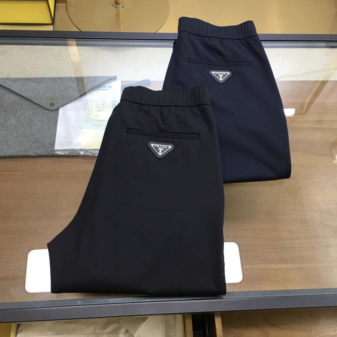 NO:417426,New counter product [Prada] 2025 spring and summer new style, the latest customized original casual pants. The original pants are casual and versatile, casual and lazy, high-end custom spandex blend fabric is soft and comfortable, breathable, full of cotton, customized craftsmanship, three-dimensional tailoring, stylish upper body, and full of comfort. High-end and atmospheric, the first choice for business and leisure M-3xL,,prada,alexander wang19860909专柜新品【普拉达】 2025春夏季新款,最新定制原版休闲裤.原版裤型上身休闲百搭、随性慵懒范,高级定制氨纶混纺面料柔软舒适 透气 棉感十足 订制工艺 立体剪裁 上身有型 舒适感爆棚.高端大气,商务休闲首选 M-3xL,,prada,alexander wang,Men's clothing