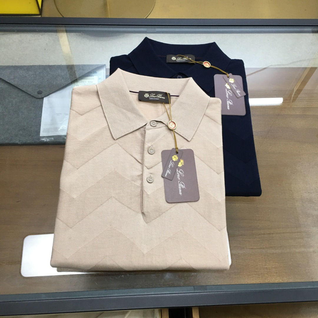 NO:417448,New counter product [-LP] 25SS spring and summer new imported technology cotton knitted lapel short Tee, men's fashionable dark pattern jacquard retro old money style business casual knitted short-sleeved Polo shirt!  Trading companies have sparse channels and are released on the official website at the same time!  A fashionable item that combines classic and modernity, its charm is not only reflected in the external simplicity and atmosphere, but also in the ingenuity of every detail!  This Polo shirt uses customized technology knitted cotton fabric for customer supply. This fabric has been processed with special craftsmanship and feels extremely silky, making it as comfortable as a second layer of skin!  At the same time, it also has excellent elastic performance. Whether it is daily activities or slightly intense exercise, it can be easily dealt with without any restraint!  What is even more commendable is its breathable and hygroscopic properties, which can effectively keep your body dry and comfortable even in hot summer or in high-intensity working conditions, allowing you to stay in the best condition at all times!  The front design perfectly combines fashion and retro. The dark textures that seem to be dotted on it inadvertently contain the unique charm of retro and old money style. Each texture seems to be telling the story of time!  All of this is thanks to the careful creation of top 3D jacquard technology. This craft not only makes the dark patterns more three-dimensional and vivid, but also gives the entire Polo shirt an indescribable sense of high-end, which is unforgettable at a glance!  The classic lapel design is adopted in the style. This design is not only simple and elegant, but also visually lengthens the neck lines, making the whole person look more upright and stylish!  At the same time, its tailoring is also very exquisite, retaining the original casual charm of the Polo shirt, and not losing the formality required for business occasions, truly achieving both business and casual styles!  On the top of green/acoust color, two colors enter!  Size M-4XL M size shoulder width 40cm-bust 98cm-length 67cm L size shoulder width 41cm-bust 102cm-length 68cm XL size shoulder width 42cm-bust 106cm-length 69cm XXL size shoulder width 43cm-bust 110cm-length 70cm 3XL size shoulder width 44cm-bust 114cm-length 72cm 4XL size shoulder width 46cm-bust 118cm-length 74cm Size recommendation (standard version) Height 174-140 catties, try on XL size appropriate!  A boy can choose M code within 128 catties, a L code for 128-138 catties, a XL code for 138-148 catties, a XXL code for 148-158 catties, a XXL code for 158-168 catties, a 3XL code for 168-180 kg, a 4XL code for 168-180 catties!  ,loro piana,T-shirt,alexander wang19860909专柜新品【-LP】 25SS春夏新款进口科技棉质针织翻领短Tee,男士时尚暗纹提花复古老钱风商务休闲针织短袖Polo衫！贸易公司渠道稀出,同步官网发售！一款集经典与现代于一体的时尚单品,其魅力不仅仅体现在外在的简约大气上,更蕴含于每一处细节的匠心独运之中！ 这款Polo衫采用客供定制科技针织棉布,这种面料经过特殊工艺处理,触感异常丝滑,仿佛第二层肌肤般贴合舒适！同时它还拥有着卓越的弹力性能,无论是日常活动还是稍微剧烈的运动,都能轻松应对,毫无束缚感！更令人称赞的是其透气吸湿的特性,即便是在炎炎夏日或是高强度的工作状态下,也能有效保持身体的干爽与舒适,让你时刻保持最佳状态！ 前幅的设计更是将时尚与复古完美融合,那些看似不经意间点缀其上的暗纹肌理,实则蕴含着复古老钱风的独特韵味,每一道纹理都仿佛在诉说着岁月的故事！而这一切都得益于顶级3D提花工艺的精心打造,这种工艺不仅让暗纹更加立体生动,更赋予了整件Polo衫一种难以言喻的高级感,让人一眼难忘！在版型上沿用了经典的翻领设计,这种设计不仅简洁大方,更能在视觉上拉长颈部线条,让整个人看起来更加挺拔有型！同时它的剪裁也十分考究,既保留了Polo衫原有的休闲韵味,又不失商务场合所需的正式感,真正做到了商务休闲风格皆宜！上青/杏色,两色入！尺码M-4XL M码肩宽40cm-胸围98cm-衣长67cm L码肩宽41cm-胸围102cm-衣长68cm XL码肩宽42cm-胸围106cm-衣长69cm XXL码肩宽43cm-胸围110cm-衣长70cm 3XL码肩宽44cm-胸围114cm-衣长72cm 4XL码肩宽46cm-胸围118cm-衣长74cm 尺码推荐（标准版型） 身高174-140斤,试穿XL码合适！ 男生体重128斤以内选择M码,128-138斤选择L码,138-148斤选择XL码,148-158斤选择XXL码,158-168斤选择3XL码,168-180斤选择4XL码！,,loro piana,T-shirt,alexander wang,Men's clothing