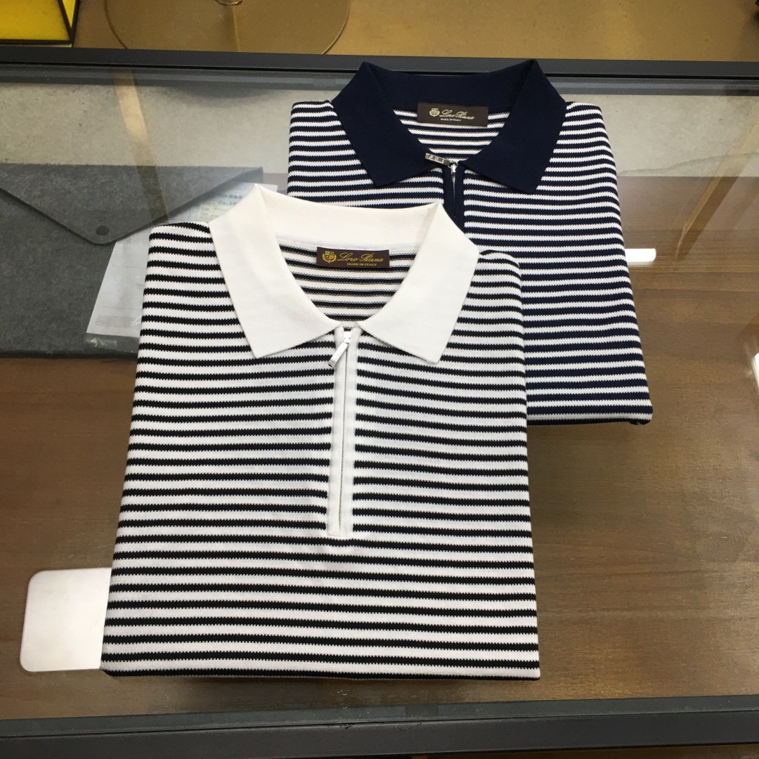 NO:417456,New counter product [LP] 2025 Early Spring Men's Lapel Knitted Stripe Short-sleeved T-shirt, Full Quality!  !  The upper body is comfortable and breathable, not stiff, and the overall three-dimensional feeling is rich. Quality export orders, customized exclusive knitted fabric tailoring to meet the simple needs of commuters for dress. The upper body is very effective, it looks slim and does not picky about the figure. The fabric workmanship... Improper, only good craftsmanship can make you feel good and tasteful, a must-have item for everyone!  Size M-3XL, loro piana, T-shirt,tees, t-shirt,alexander wang19860909专柜新品【LP】 2025早春男士最新贸易订单翻领针织条纹短袖T恤,全品相！！上身舒适透气,不僵硬,整体有着丰富的立体感,品质出口订单,定制专属针织面料剪裁,满足通勤人们对于着装的简约需求,上身效果很好,显瘦,不挑剔身材.面料做工....无可挑剔,好工艺好面料才能穿出好品味一款,人手必备单品！尺码M-3XL,,loro piana,T-shirt,tees，t-shirt,alexander wang,Men's clothing