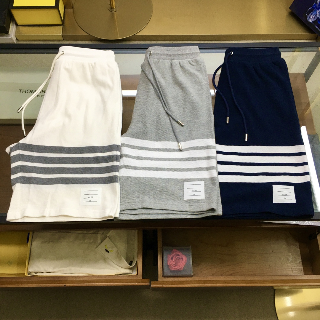 NO:508372,New shorts [T.B] Spring and Summer/SS Latest TB Jacquard Four-Stripe Classic Beaded Shorts Customized Original Beautiful Percent Cotton Jacquard Four-Stripe Fabric, Classic Shorts Style, Signature Washing Mark with Left Front Leg Decoration, Three-Color Grosgrain Decoration on the Back Waist, Pendant Auxiliary Materials Original, Classic Simple Beautiful, Blue, Gray M~3XL, Shorts, Alexander Wang19860909新品短裤【T.B】 春夏/SS 最新TB 提花四条纹经典珠地短裤 定制原原级米白百分棉提花四条纹面料,经典短裤版型,左前腿装饰标志性洗水标,后腰罗缎三色标饰,吊坠辅料原原,经典简洁 米白,上青,灰色M～3XL,,shorts,alexander wang,Men's clothing