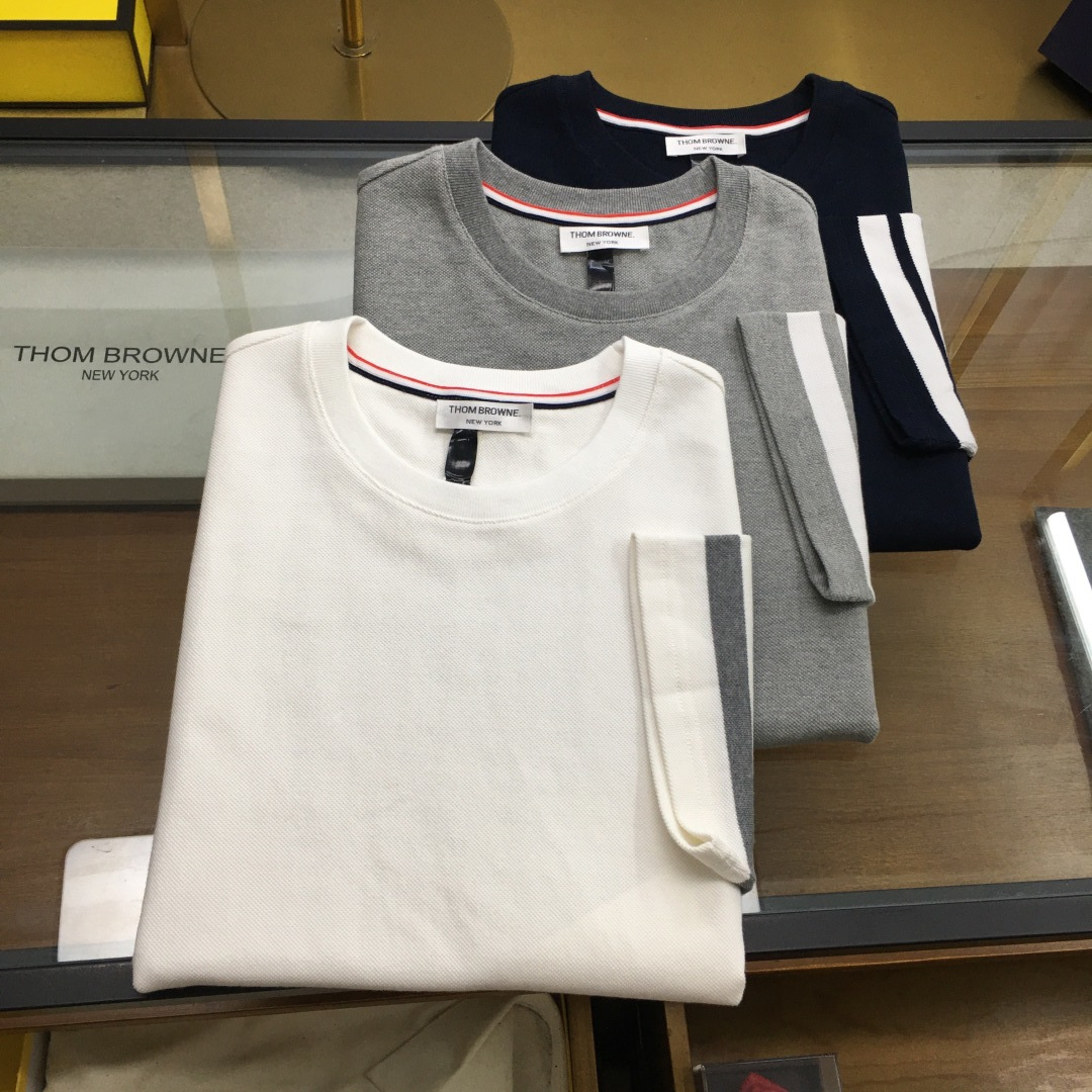 NO:508384,New short-sleeved [T.B] Spring and Summer/SS Latest TB Jacquard Four-Stripe Classic Beaded Short-Sleeve Customized Original Bean-white percent cotton Jacquard Four-Stripe Fabric, Classic round neck straight shoulder style, Decorated with the iconic wash mark in the lower left corner, Back collar grosgrain three-color logo decoration, classic simple Beige, gray, top blue M~3XL, T-shirt, alexander wang19860909新品短袖【T.B】 春夏/SS 最新TB 提花四条纹经典珠地短袖 定制原原级米白百分棉提花四条纹面料,经典圆领正肩版型,左下角装饰标志性洗水标,后领罗缎三色标饰,经典简洁 米白,灰色,上青M～3XL,,T-shirt,alexander wang,Men's clothing