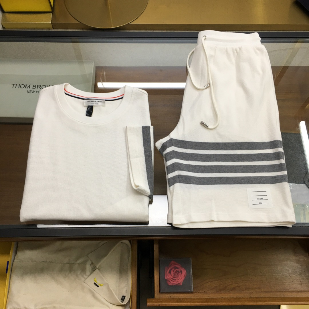 NO:508395,New product suit short sleeves, shorts [T.B] disposal, spring and summer/SS latest TB jacquard four-stripe classic pearl-ground short sleeve shorts set, customized original beige percent cotton jacquard four-stripe fabric, classic round neck straight shoulder style, iconic washing mark with lower left corner, back collar grosgrain three-color logo decoration, classic simple beige, gray, top blue M~3XL, shorts, T-shirt, alexander wang19860909新品套装短袖 短裤【T.B】拆卖 春夏/SS 最新TB 提花四条纹经典珠地短袖短裤套装 定制原原级米白百分棉提花四条纹面料,经典圆领正肩版型,左下角装饰标志性洗水标,后领罗缎三色标饰,经典简洁 米白,灰色,上青M～3XL,,shorts,T-shirt,alexander wang,Men's clothing