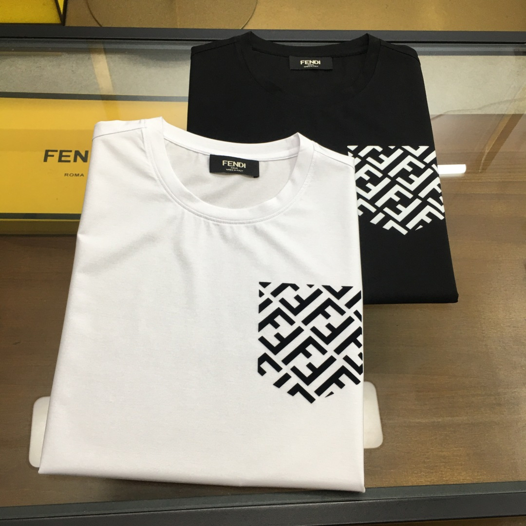 NO:508376,【Fend】 New casual round neck short-sleeved T-shirt, foreign trade company trade orders, heavy recommendations, brand originality, perfect and first-class quality!  A single item with a strong sense of craftsmanship and design, bringing fashion aesthetics to the extreme, it is quite artistic, and it is customized with imported double mercerizing materials!  The fabric is soft and comfortable!  The details are in place, and the construction is very unique and clever, and the whole body is clean and neat, and the lines are simple and elegant. It is suitable to wear a base alone!  Color: White Black Number of codes: M-4XL [Please report height and weight by placing an order].,,fendi,T-shirt,tees,t-shirt,alexander wang19860909【Fend】 新品休闲圆领短袖T恤,外贸公司贸易订单,重磅推荐,品牌原产 品相完美一流！工艺设计感超强的一款单品,将时装美学发挥到极致,相当有意境,定制进口双丝光材质！面料柔软舒适！细节设计到位,非常别致巧妙的构建,通体干净利落,线条感简洁大方.单穿打底皆宜！ 颜色:白色 黑色 码数:M-4XL【下单请报身高体重】.,,fendi,T-shirt,tees，t-shirt,alexander wang,Men's clothing