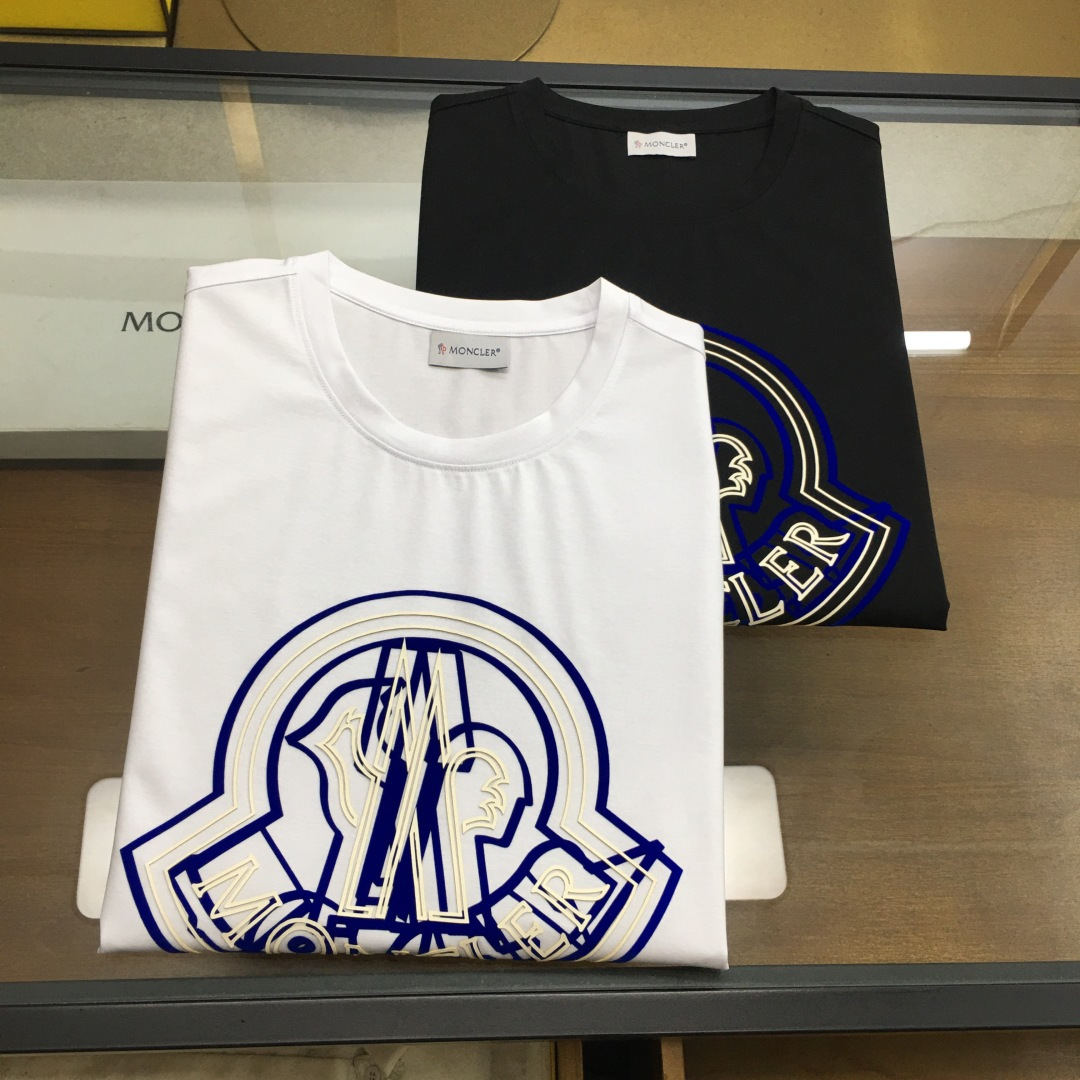 NO:508400,【Moncle...】 New casual round neck short-sleeved T-shirt, foreign trade company trade orders, heavy recommendations, brand originality, perfect first-class quality!  A single item with a strong sense of craftsmanship and design, bringing fashion aesthetics to the extreme, it is quite artistic, and it is customized with imported double mercerizing materials!  The fabric is soft and comfortable!  The details are in place, and the construction is very unique and clever, and the whole body is clean and neat, and the lines are simple and elegant. It is suitable to wear a base alone!  Color: White Black Number of codes: M-4XL [Please report height and weight by placing an order]., T-shirt,tees, t-shirt,alexander wang19860909【Moncle...】 新品休闲圆领短袖T恤,外贸公司贸易订单,重磅推荐,品牌原产 品相完美一流！工艺设计感超强的一款单品,将时装美学发挥到极致,相当有意境,定制进口双丝光材质！面料柔软舒适！细节设计到位,非常别致巧妙的构建,通体干净利落,线条感简洁大方.单穿打底皆宜！ 颜色:白色 黑色 码数:M-4XL【下单请报身高体重】.,,T-shirt,tees，t-shirt,alexander wang,Men's clothing