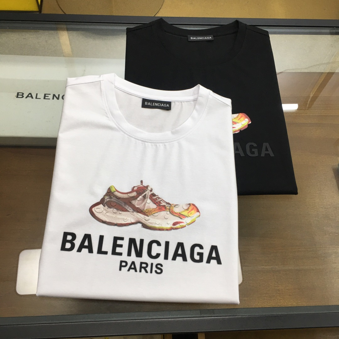 NO:508350,【BLCA...】 New casual round neck short-sleeved T-shirt, foreign trade company trade orders, heavy recommendations, brand originality, perfect first-class quality!  A single item with a strong sense of craftsmanship and design, bringing fashion aesthetics to the extreme, it is quite artistic, and it is customized with imported double mercerizing materials!  The fabric is soft and comfortable!  The details are in place, and the construction is very unique and clever, and the whole body is clean and neat, and the lines are simple and elegant. It is suitable to wear a base alone!  Color: White Black Number of codes: M-4XL [Please report height and weight by placing an order]., T-shirt,tees, t-shirt,alexander wang19860909【BLCA...】 新品休闲圆领短袖T恤,外贸公司贸易订单,重磅推荐,品牌原产 品相完美一流！工艺设计感超强的一款单品,将时装美学发挥到极致,相当有意境,定制进口双丝光材质！面料柔软舒适！细节设计到位,非常别致巧妙的构建,通体干净利落,线条感简洁大方.单穿打底皆宜！ 颜色:白色 黑色 码数:M-4XL【下单请报身高体重】.,,T-shirt,tees，t-shirt,alexander wang,Men's clothing