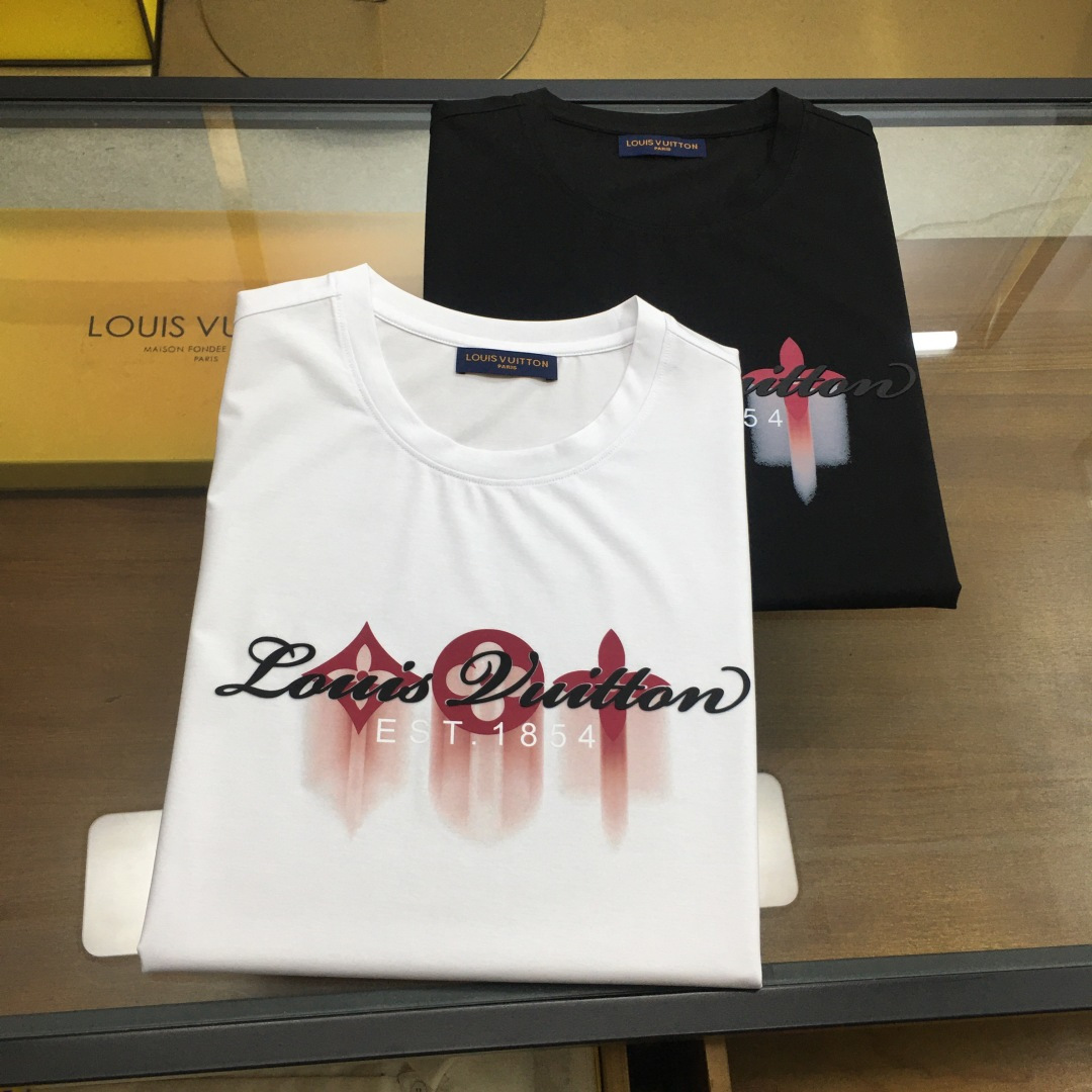 NO:508394,【L.v】 New casual round neck short-sleeved T-shirt, foreign trade company trade orders, heavy recommendations, brand originality, perfect first-class quality!  A single item with a strong sense of craftsmanship and design, bringing fashion aesthetics to the extreme, it is quite artistic, and it is customized with imported double mercerizing materials!  The fabric is soft and comfortable!  The details are in place, and the construction is very unique and clever, and the whole body is clean and neat, and the lines are simple and elegant. It is suitable to wear a base alone!  Color: White Black Number of codes: M-4XL [Please report height and weight by placing an order]., T-shirt,tees, t-shirt,alexander wang19860909【L.v】 新品休闲圆领短袖T恤,外贸公司贸易订单,重磅推荐,品牌原产 品相完美一流！工艺设计感超强的一款单品,将时装美学发挥到极致,相当有意境,定制进口双丝光材质！面料柔软舒适！细节设计到位,非常别致巧妙的构建,通体干净利落,线条感简洁大方.单穿打底皆宜！ 颜色:白色 黑色 码数:M-4XL【下单请报身高体重】.,,T-shirt,tees，t-shirt,alexander wang,Men's clothing